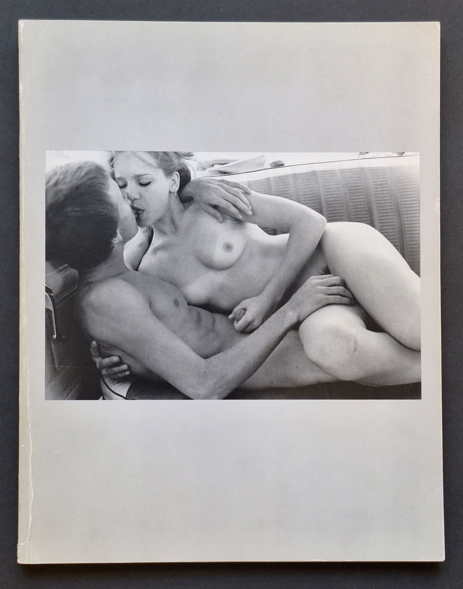 CLARK, LARRY (1943) [Signed]
Teenage lust.
Larry Clark, New York, 1983.
In-4 (29,5 x 23 cm). Édition originale brochée, signée en bas de page sous une reproduction photographique. Couverture souple illustrée. Une empreinte à sec; la page de titre est manquante et a été enlevée de cet exemplaire. 
Ref. Auer, p.648.