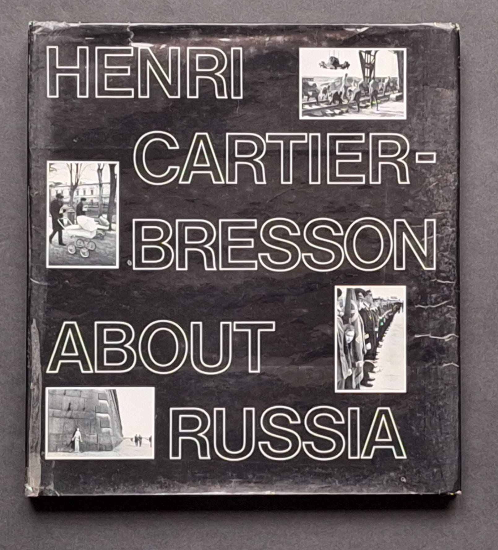CARTIER-BRESSON, HENRI (1908-2004)
About Russia.
Viking, 1974.
In-4 (26,5 x 24,5 cm). Édition originale en anglais. 141 photographies en noir et blanc, imprimées en héliogravure. Cartonnage sous jaquette illustrée.