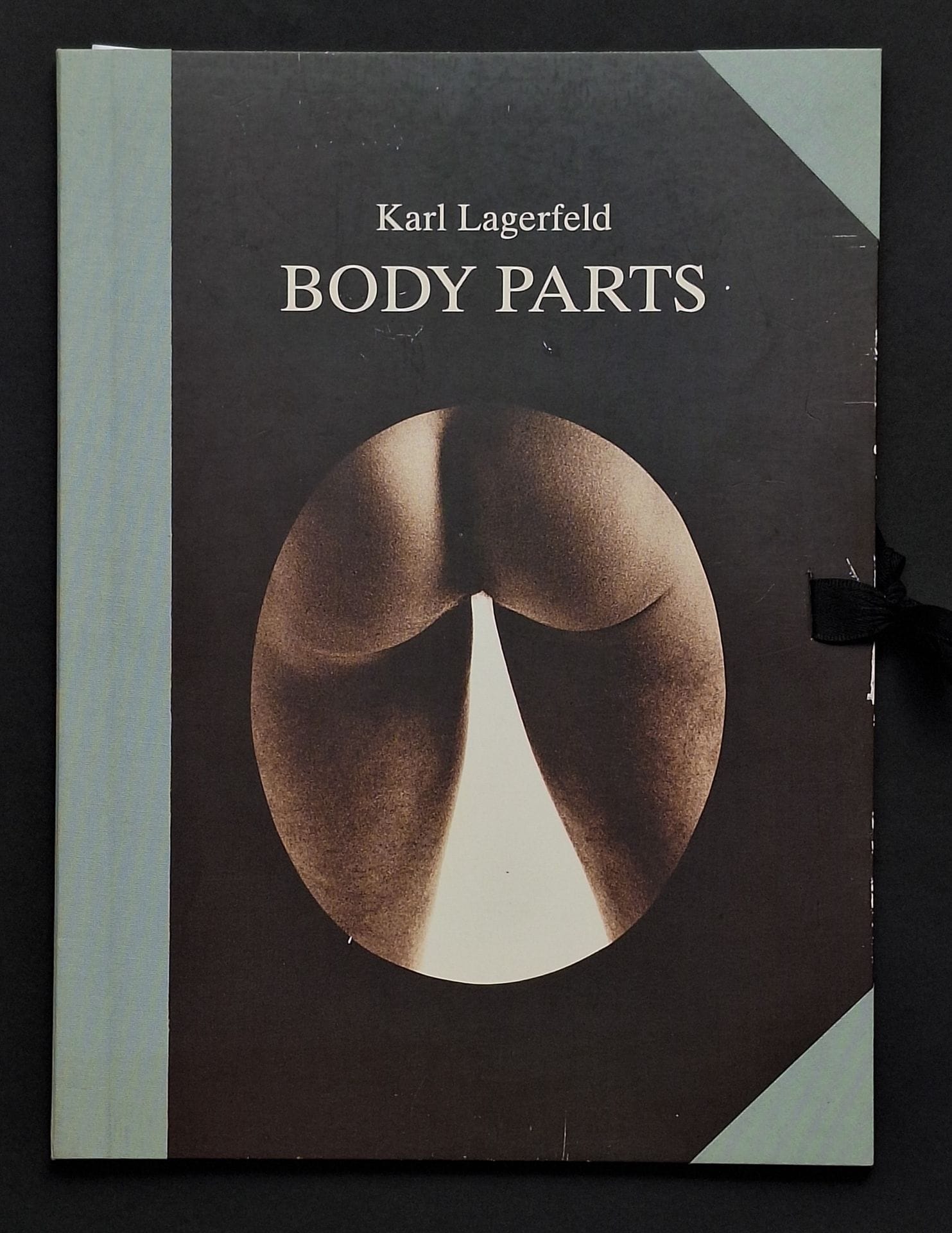 LAGERFELD, KARL (1933-2019)
Body Parts.
Galerie Gmurzynska, 1997.
In-folio (37 x 27 cm). Original edition, printed in 2000 copies. Special edition for FIAC. 10 photographs from the "Body Parts" series printed as a leporello. Illustrated hardback folder; lace closure.