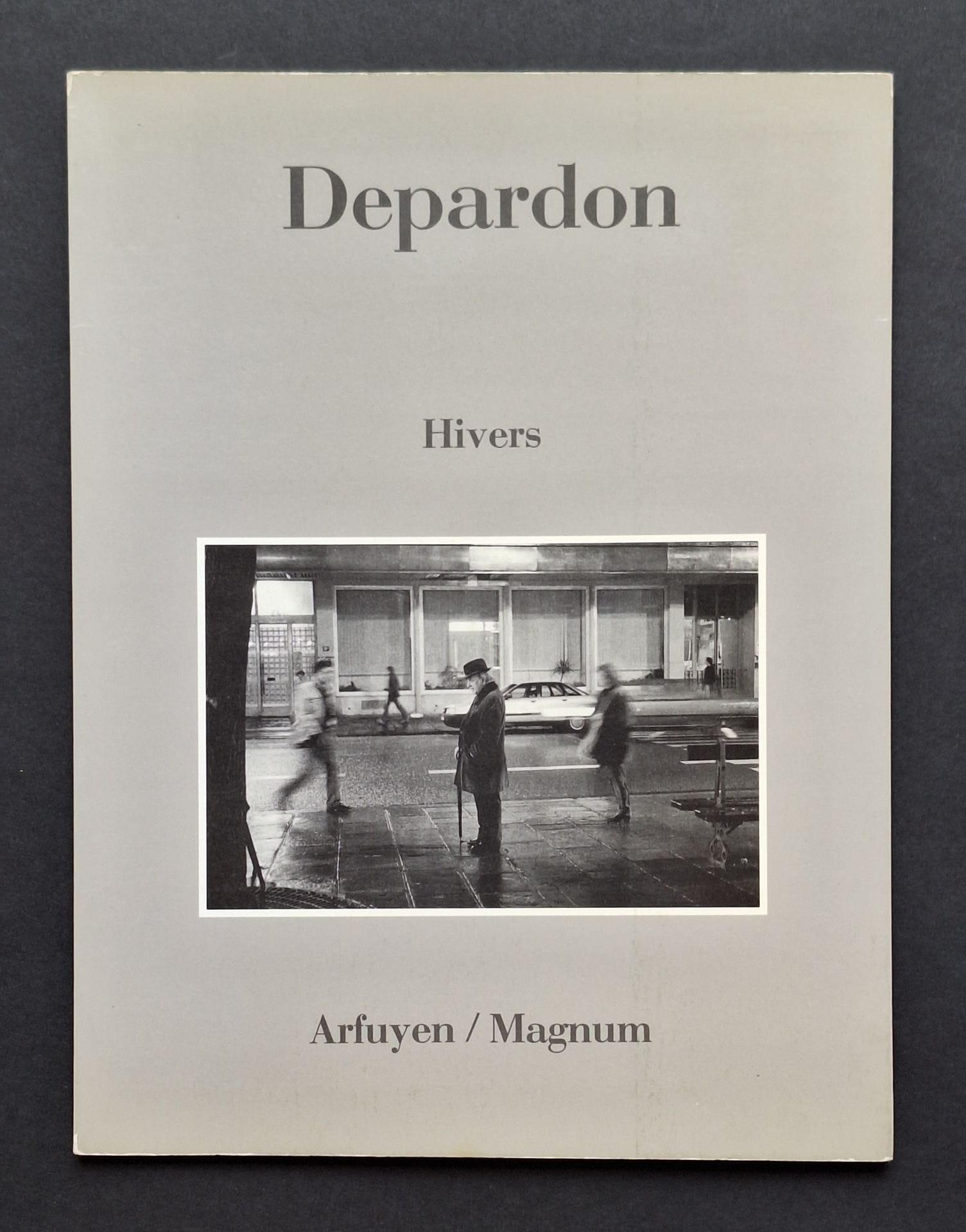 DEPARDON, RAYMOND (1942) [Signed]
Hivers.
Arfuyen/Magnum, 1987.
In-8 (25 x 19 cm). Édition originale brochée, signée par Raymond Depardon en page de garde. 40 pp. Couverture souple à rabat illustrée.