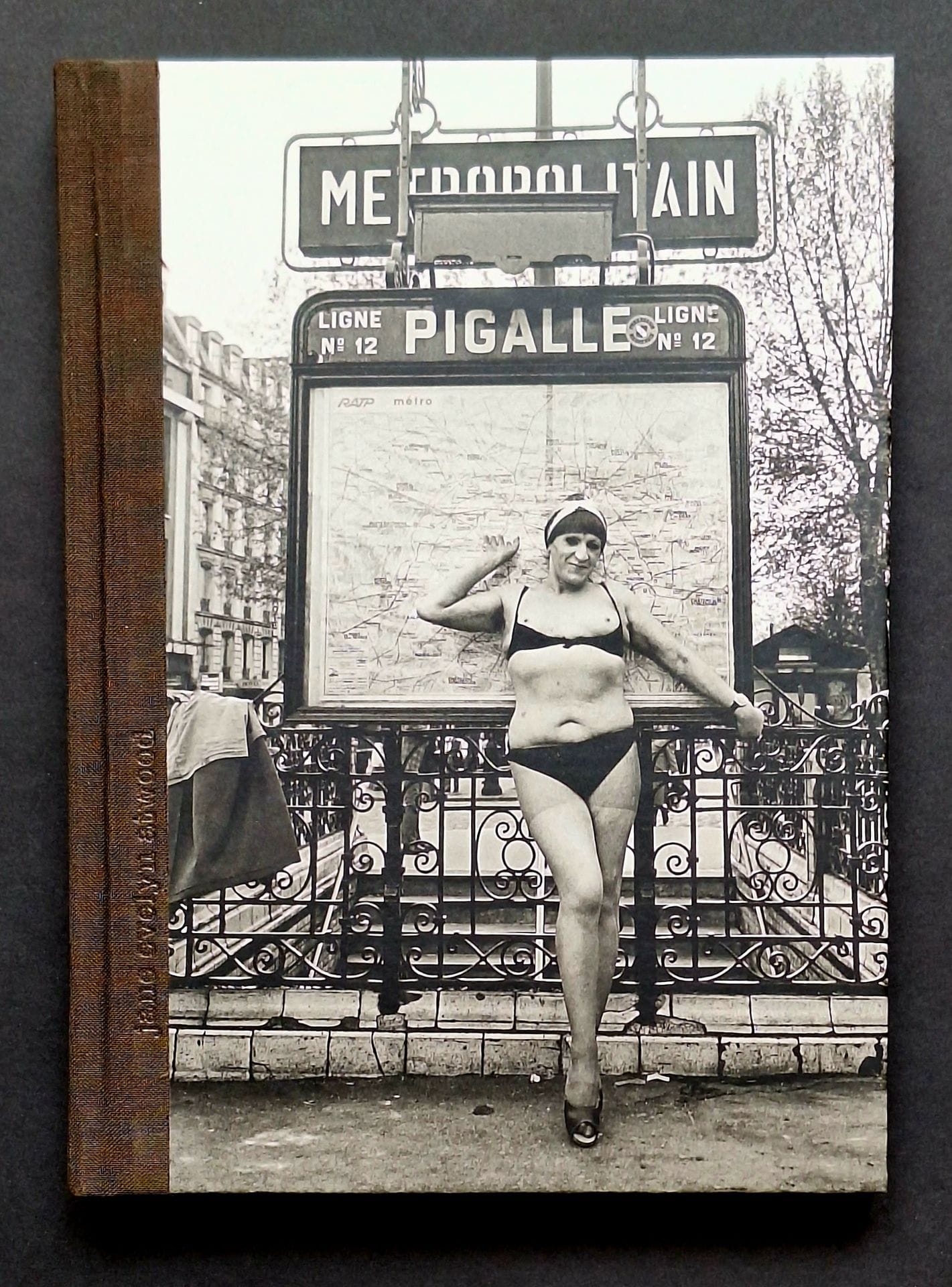 ATWOOD, JANE EVELYN (1947) [Signed]
Pigalle People 1978-1979.
Le Bec en l'Air, 2018.
In-8 (23,5 x 17 cm). Édition originale, signée par Jane Evelyn Atwood en 2022 en page de titre. Très belle impression des photographies. Reliure en tissu brun avec étiquettes photographiques sur le 1er et dernier plat.