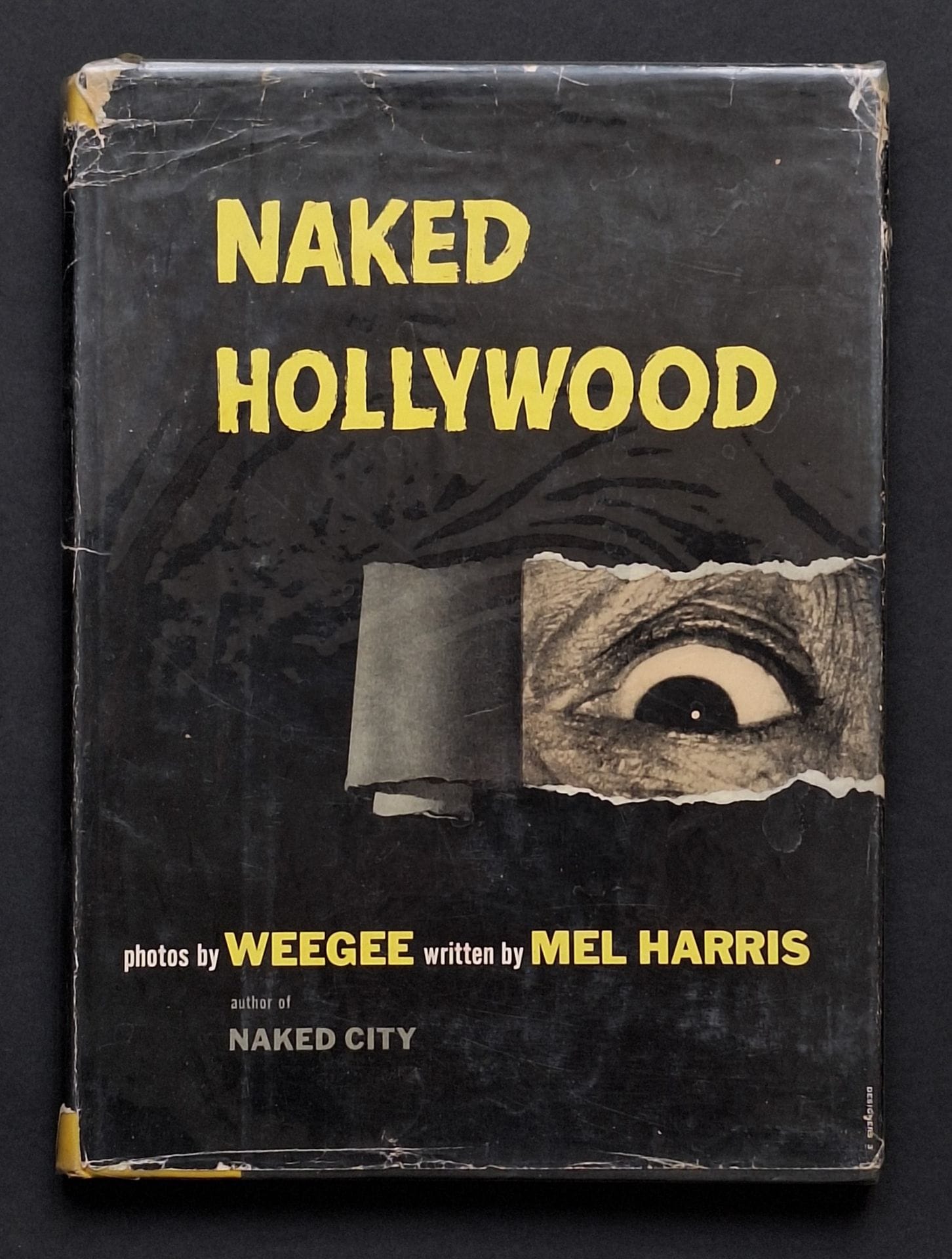 WEEGEE (Arthur Fellig) (1899-1968) 
Naked Hollywood.
Pellegrini & Cudahy, New York, 1953.
In-4 (28 x 20,5 cm). Édition originale. n. p. Cartonnage d'éditeur sous jaquette illustrée avec usures et manques.