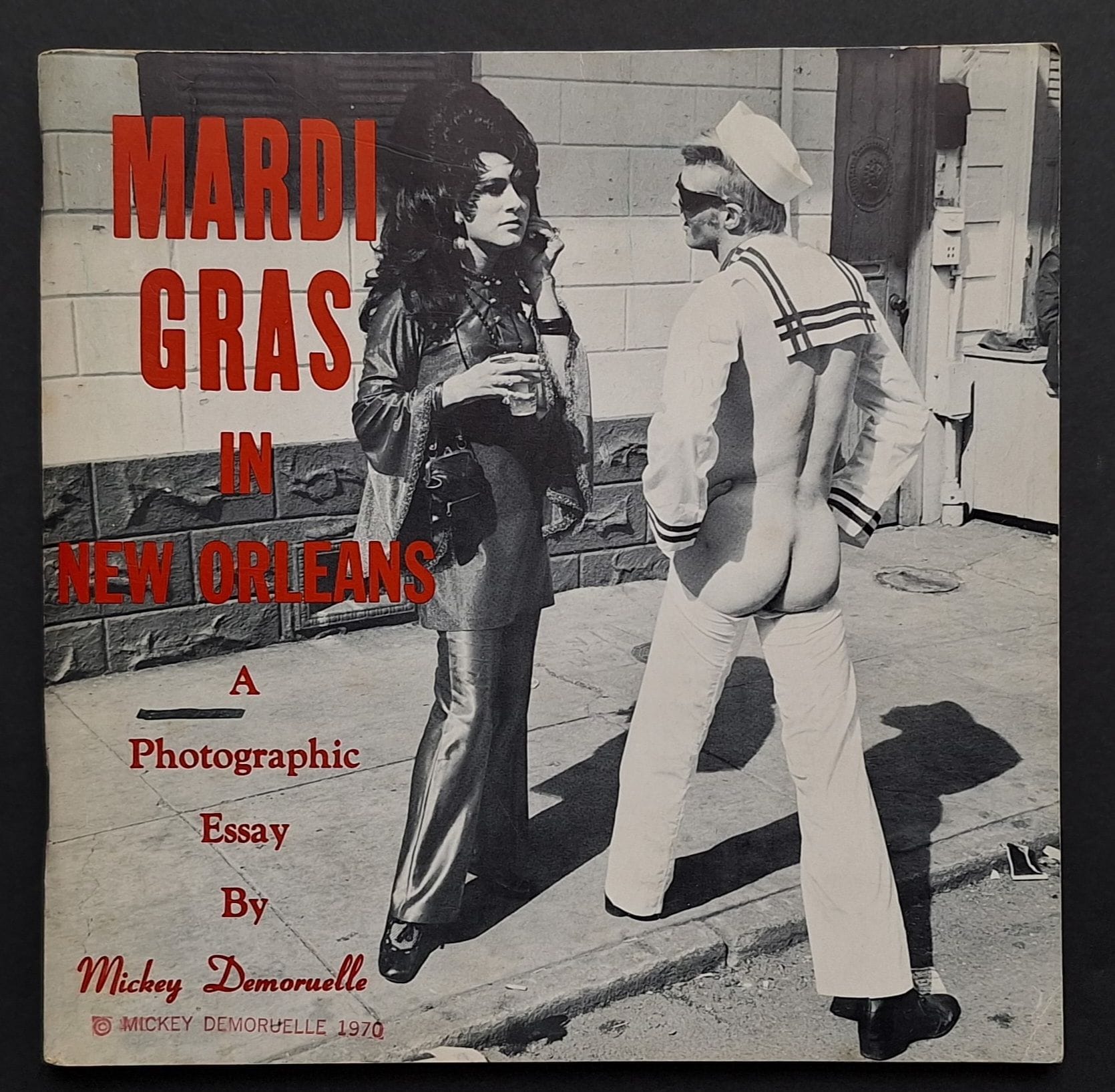DEMORUELLE, MICKEY
Mardi Gras in New Orleans.
A photographic essay by Mickey Demoruelle. 
Selfpublished, 1970.
In-4 (22 x 22 cm). Édition originale agrafée. Préface de David Munders Smythe. 120 pp. Couverture souple illustrée.
