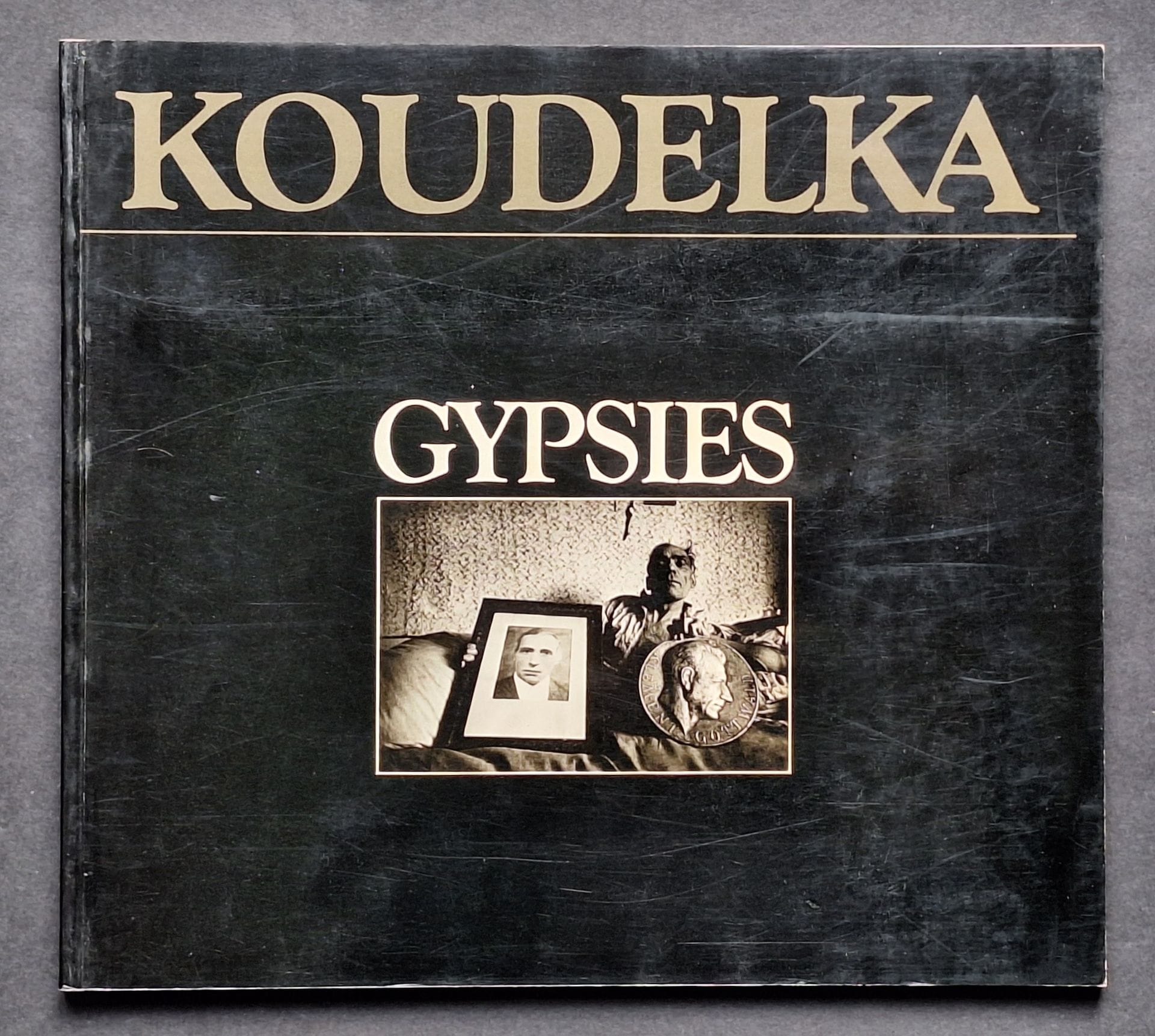 KOUDELKA, JOSEF (1938)
Gypsies.
Aperture, New York, 1975.
In-4 oblong (27,5 x 30 cm). Édition originale (seconde impression), brochée. Couverture souple illustrée.