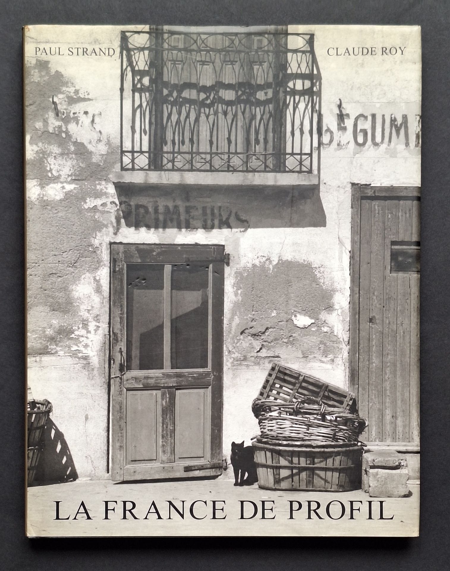 STRAND, PAUL (1890-1976)
La France de profil.
Aperture, 2001.
In-4 (31 x 24 cm). Seconde édition de cette réédition en fac-similé, avec textes reproduits en anglais. Relié avec jaquette.