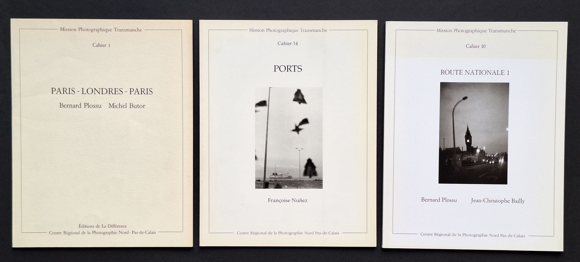 PLOSSU, BERNARD (1945)
NUNEZ, FRANCOISE (1957-2021)
3 volumes de la Mission Photographique Transmanche.

*Bernard Plossu & Michel Butor
Paris - Londres - Paris
Mission Photographique Transmanche, Cahier 1.
Éditions de la Différence. Centre de Développement Culturel de Calais. Centre Régional de la Photographie Nord Pas-de-Calais, 1988.
In-4 (30 x 24 cm). Édition originale brochée. 40 pp. Avec un carton d'invitation illustré. Couverture souple titrée.

*Bernard Plossu & Jean-Christophe Bailly
Route Nationale 1.
Mission Photographique Transmanche, Cahier 10.
Centre Régional de la Photographie Nord Pas-de-Calais, 1992.
In-4 (30 x 24 cm). Édition originale brochée. 64 pp. Texte bilingue anglais-français. Couverture souple titrée, à rabats.

*Françoise Nunez
Ports.
Mission Photographique Transmanche, Cahier 14.
Centre Régional de la Photographie Nord Pas-de-Calais, 1994.
In-4 (30 x 24 cm). Édition originale brochée. 44 pp. Texte bilingue anglais-français. Couverture souple titrée, à rabats.