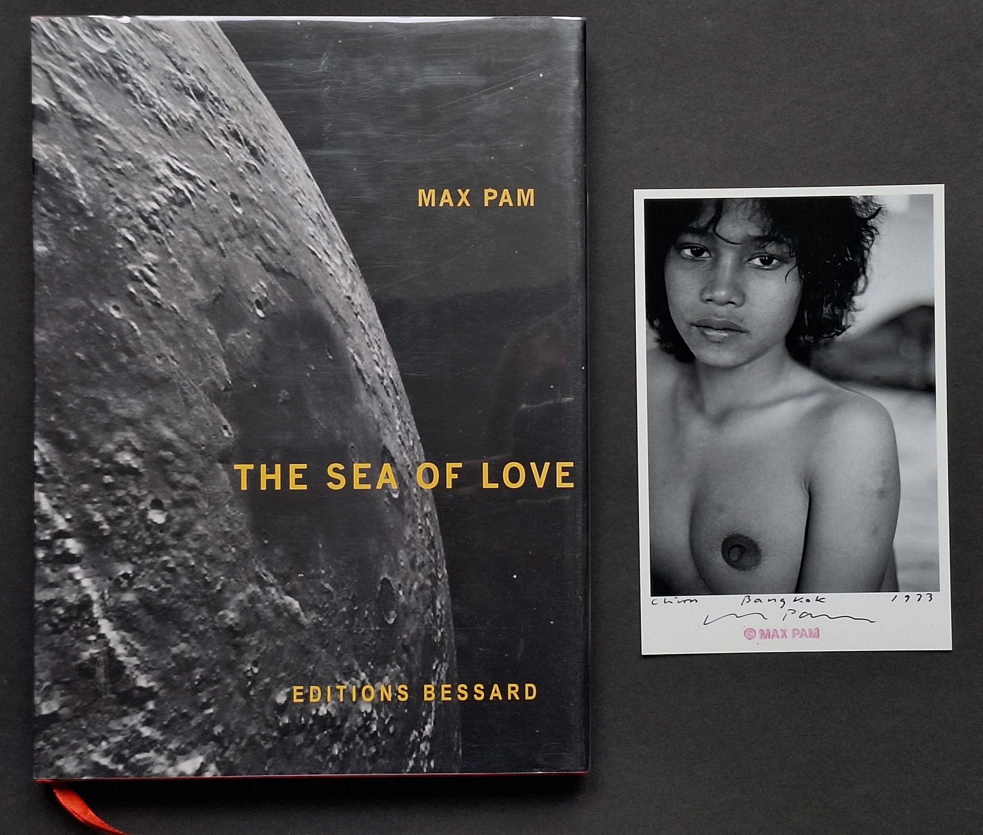 PAM, MAX (1949) [Signed + Print]
The Sea of Love.
Editions Bessard, 2019.
In-4 (30 x 22 cm). Édition originale, signée par Max Pam. L'ouvrage est accompagné d'un tirage C-Print 19 x 13 cm annoté et signé dans le bas du tirage dans la marge. Reliure en simili-cuir rouge sous jaquette illustrée et jaquette rodhoid de l'éditeur.