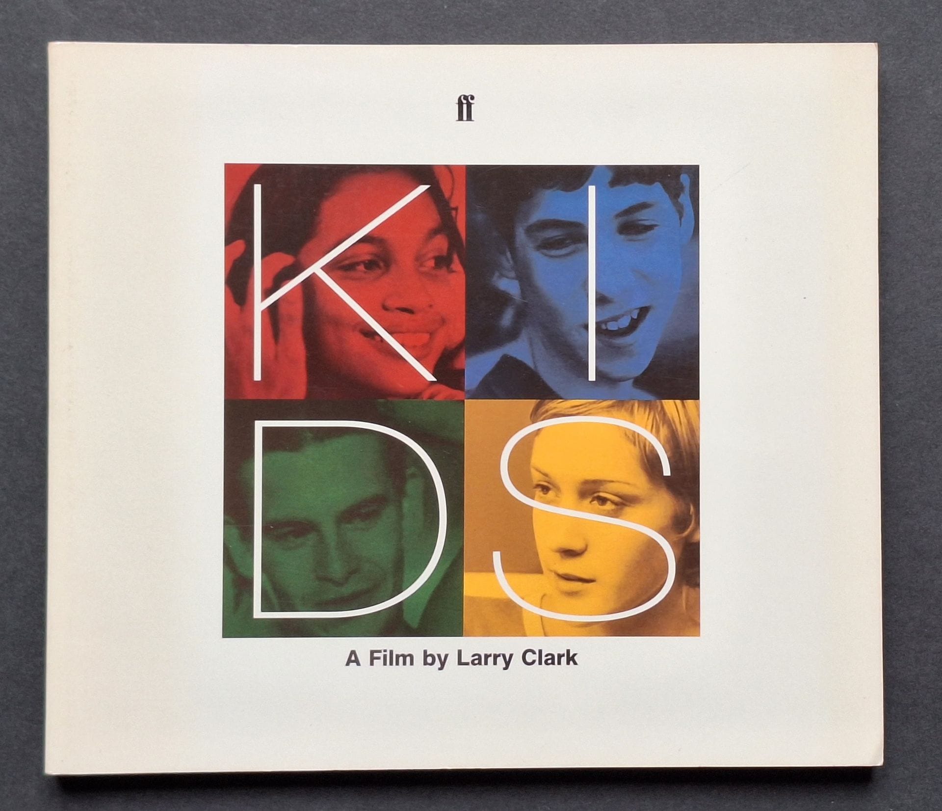 CLARK, LARRY (1943)
KORINE, HARMONY (1973)
Kids. A film by Larry Clark. 
Grove Press, New York, 1995. 
In-12 oblong (18 x 20,5 cm). Edition originale. 160 pp. Couverture souple illustrée.