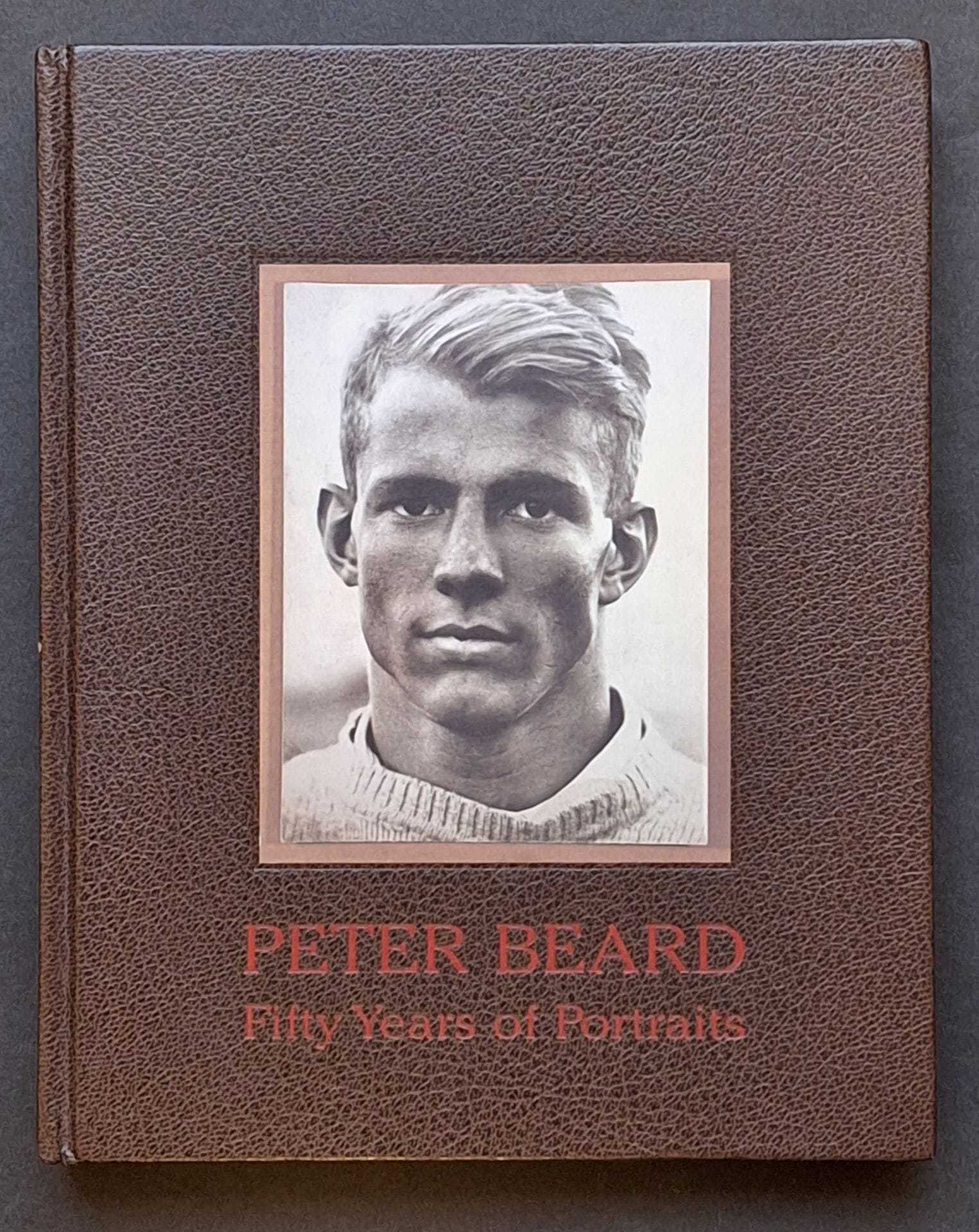 BEARD, PETER (1938)
Fifty Years of Portraits.
Arena Editions, Santa Fe, 1999.
In-8 (26 x 20 cm). Édition originale. 206 pp. Reliure d'éditeur avec un autoportrait en couverture.