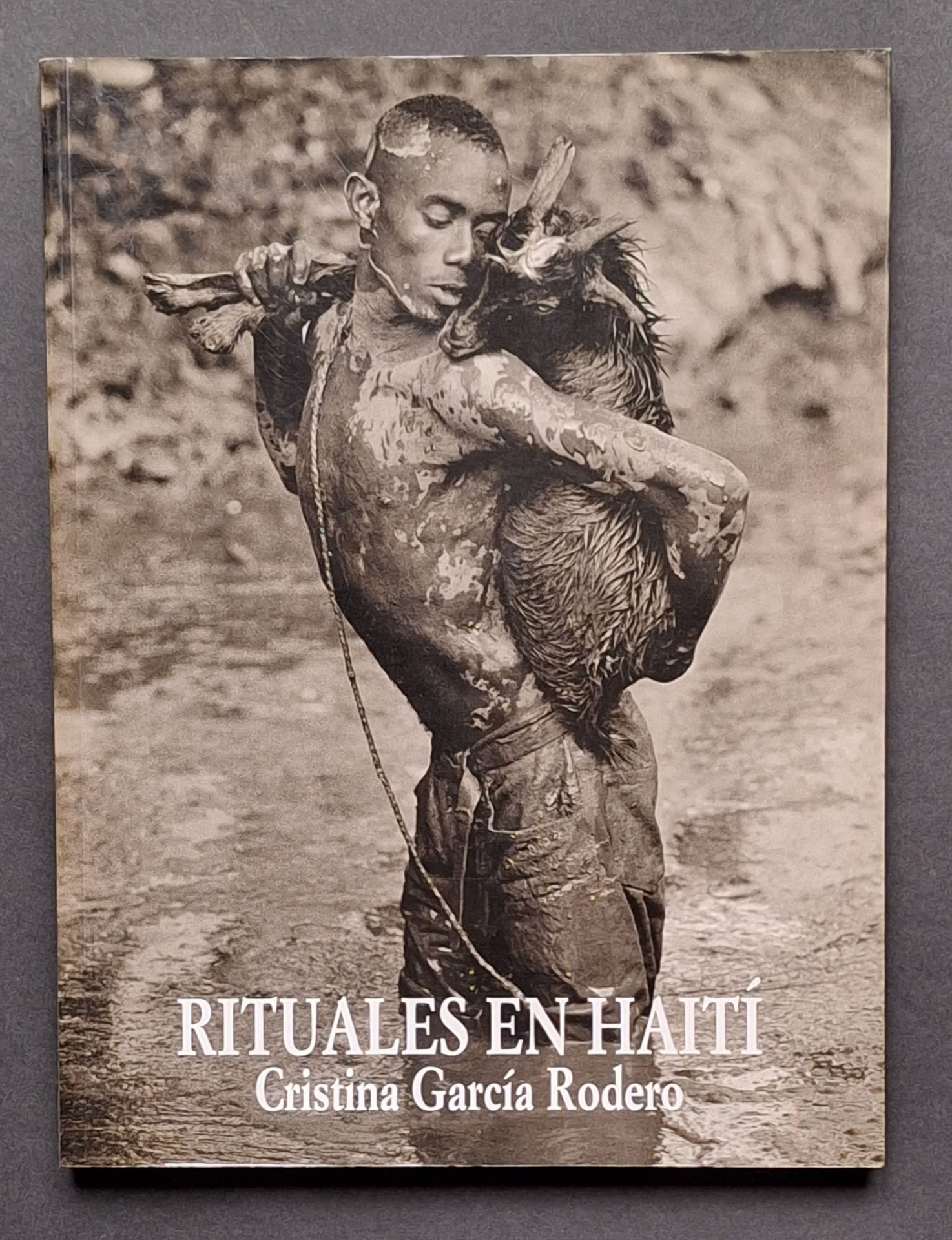 GARCIA RODERO, CRISTINA (1949-2008)
Rituales en Haiti.
Tf. Editores, 2001.
Grand in-4 (33 x 25 cm). Édition originale brochée. Introduction de Christian Caujolle. Texte de Laënnec Hurbon. 218 pp. Couverture souple illustrée, à rabats.