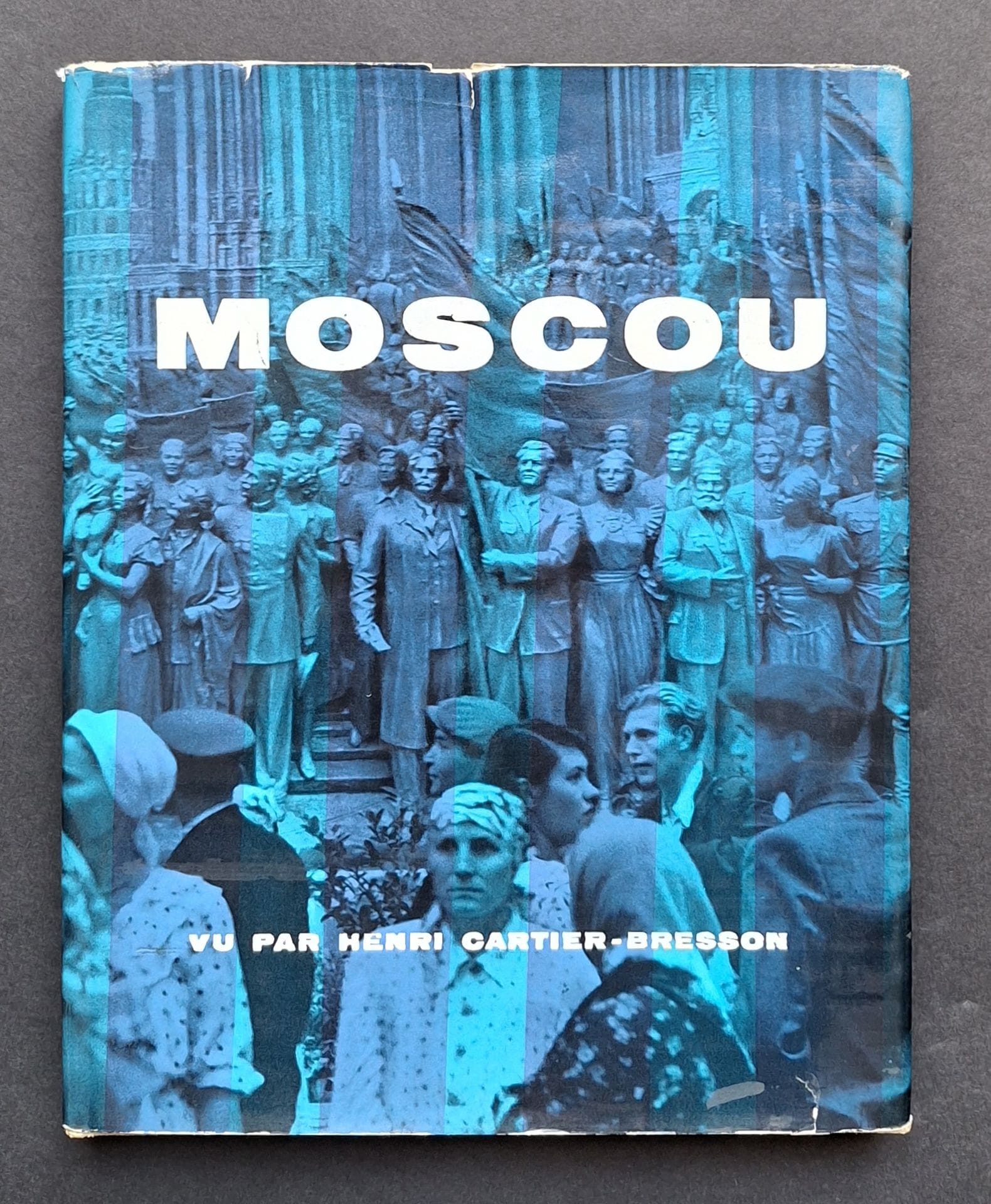 CARTIER-BRESSON, HENRI (1908-2004)
Moscow, as seen by Henri Cartier-Bresson. 
Robert Delpire éditeur, Collection Neuf, 1955. 
In-4 (28 x 22.5 cm). First edition. 163 photographs printed in heliogravure. Publisher's cream woven binding in illustrated dust jacket (small tears to dust jacket).