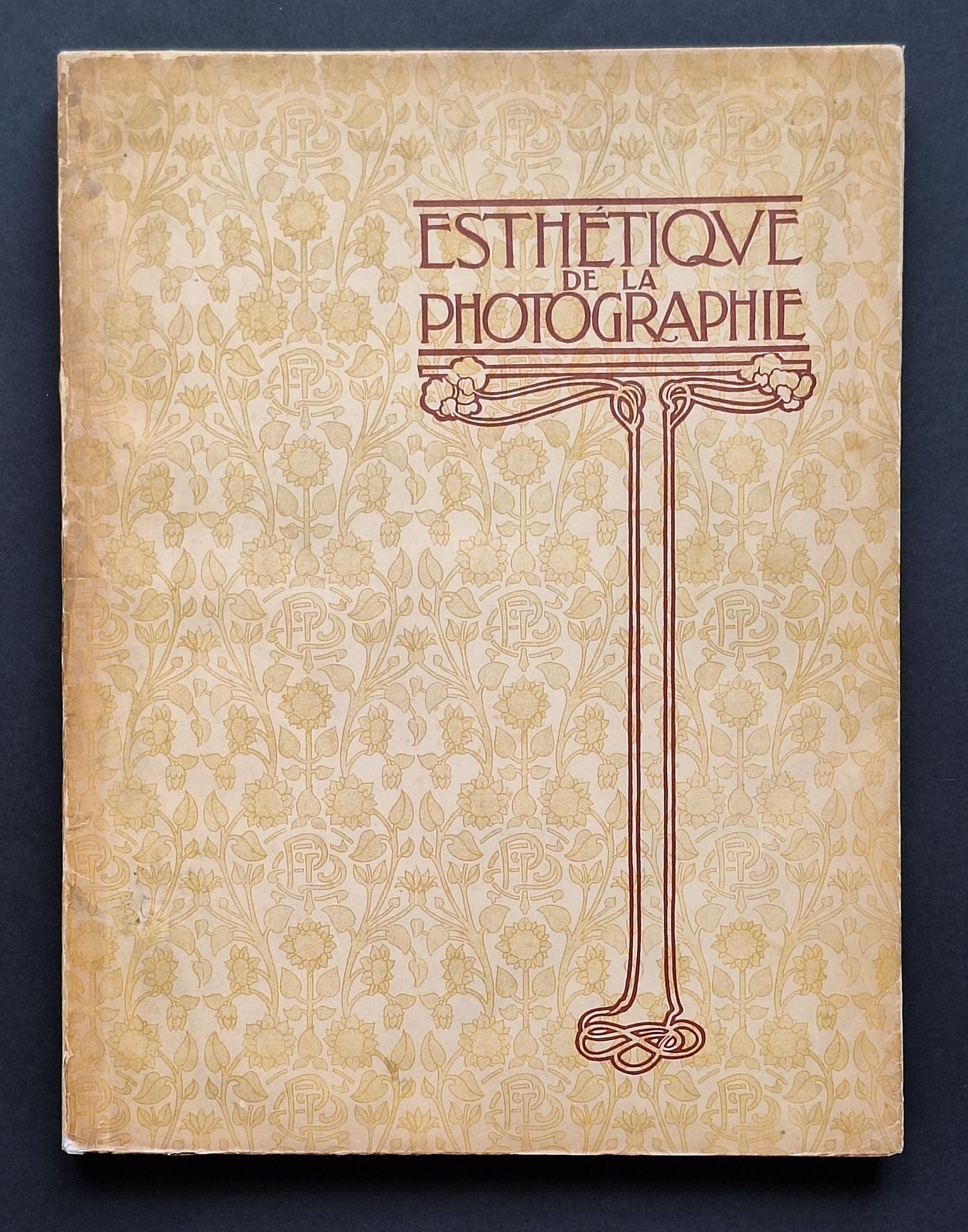 PICTORIALISME [Signed]
Esthétique de la photographie.
Photo-club de Paris, 1900.
In-4 (33 x 25 cm). Édition originale dédicacée et signée par Bucquet. Sous la direction de Paul Bourgeois. 146 pp. Planches d'après des photographies de Demachy, Puyo, Wallon, Bergeon, Bourgeois, Bucquet, Coste, Jacquin et divers. Couverture souple illustrée de style Art Nouveau.