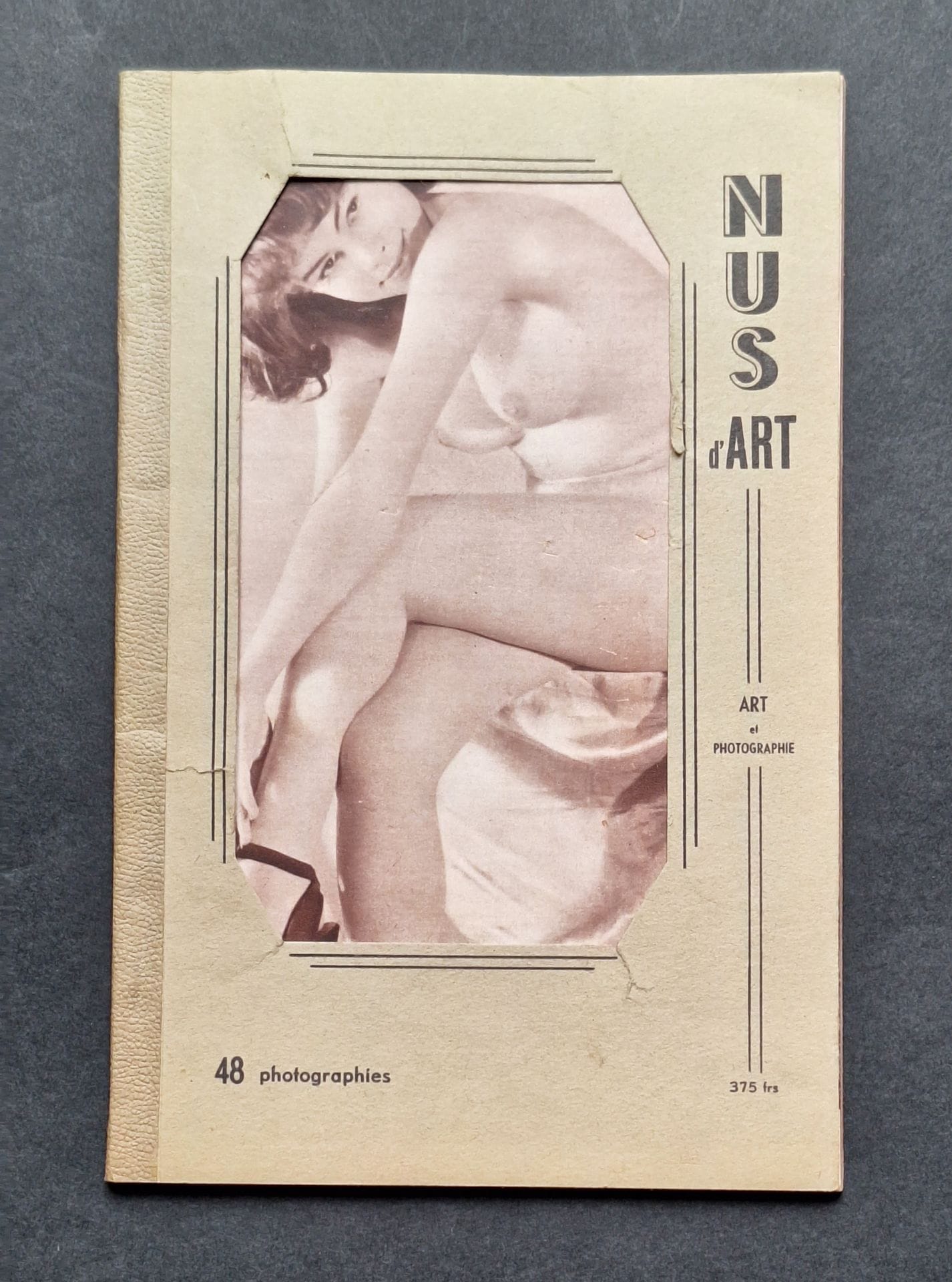 NUS
Nus d'Art.
48 photographies.
Art et Photographie, 1952.
In-8 (23 x 15 cm). Édition originale brochée. 48 photographies reproduites en héliogravure. Couverture titrée avec fenêtre permettant d'apercevoir une partie de la 1ère photographie de l'ouvrage.