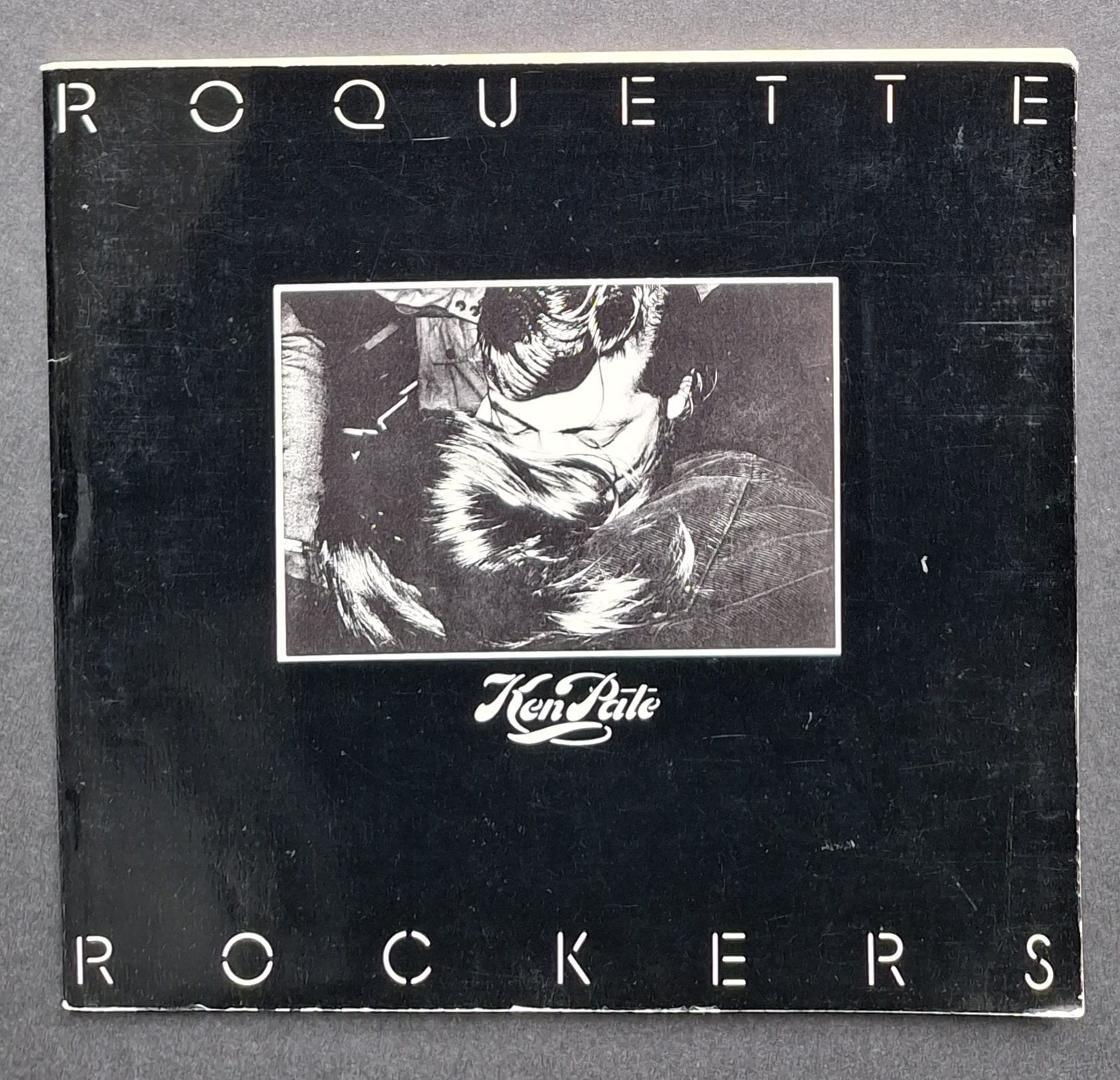 PATE, KEN
Roquette Rockers.
Contrejour, Paris, 1975.
In-8 (20,5 x 22 cm). Édition originale, brochée. Texte de Carole Naggar. Couverture souple illustrée.