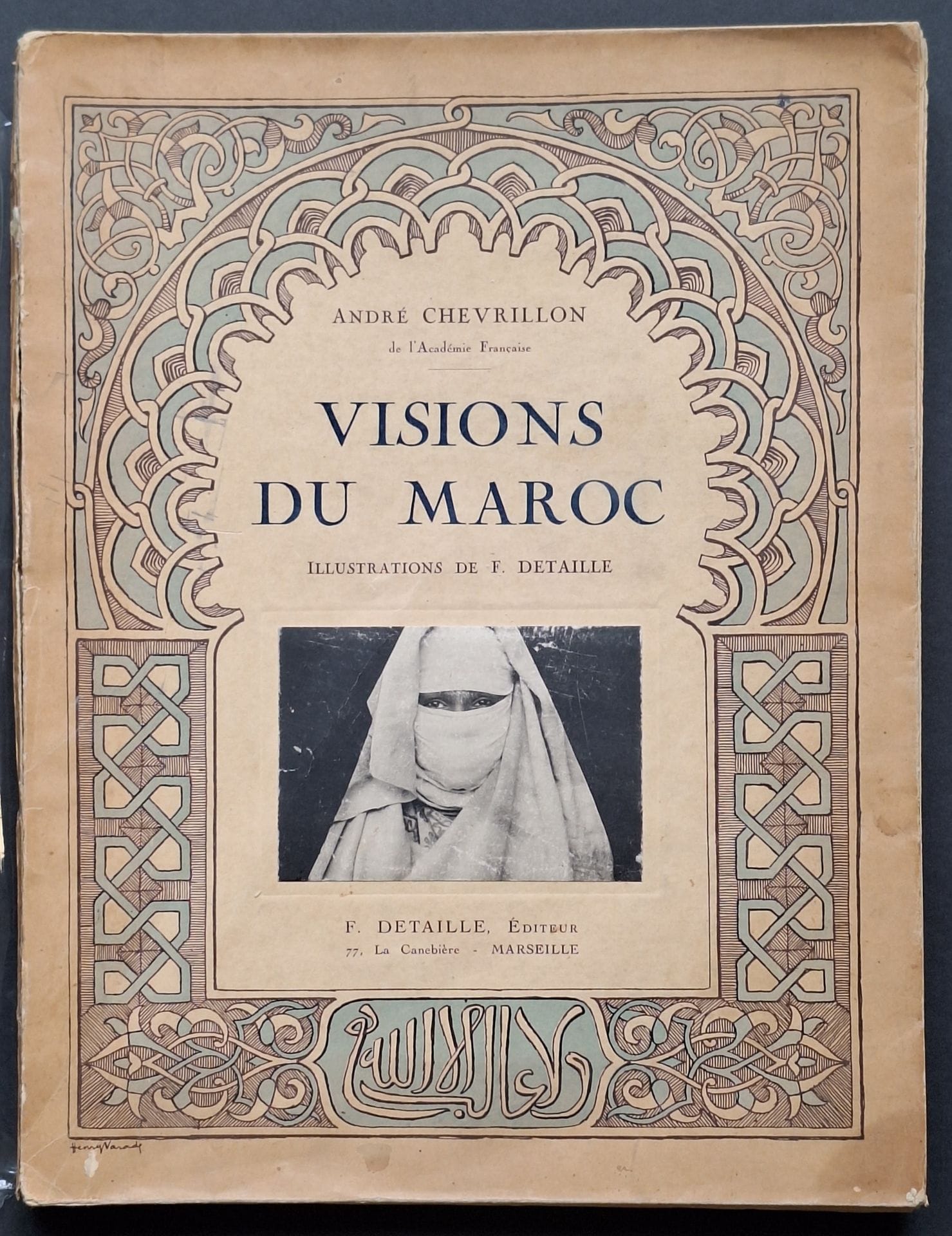 DETAILLE, FERNAND (1875-1954)
Visions du Maroc.
Marseille, F. Detaille, 1933.
In-4 (33 x 26,5). Édition originale brochée, éditée à 1500 exemplaires numérotés, exemplaire n° 1021 sur papier vélin. 180 pp, 148 photographies en noir et blanc, texte d'André Chevrillon de l'Académie Française.  Couverture souple illustrée. Dos fendu et abîmé.

Fernand Detaille a été l'assistant de Fred Boissonnas ; ils ont racheté l'atelier de Nadar à Marseille.
