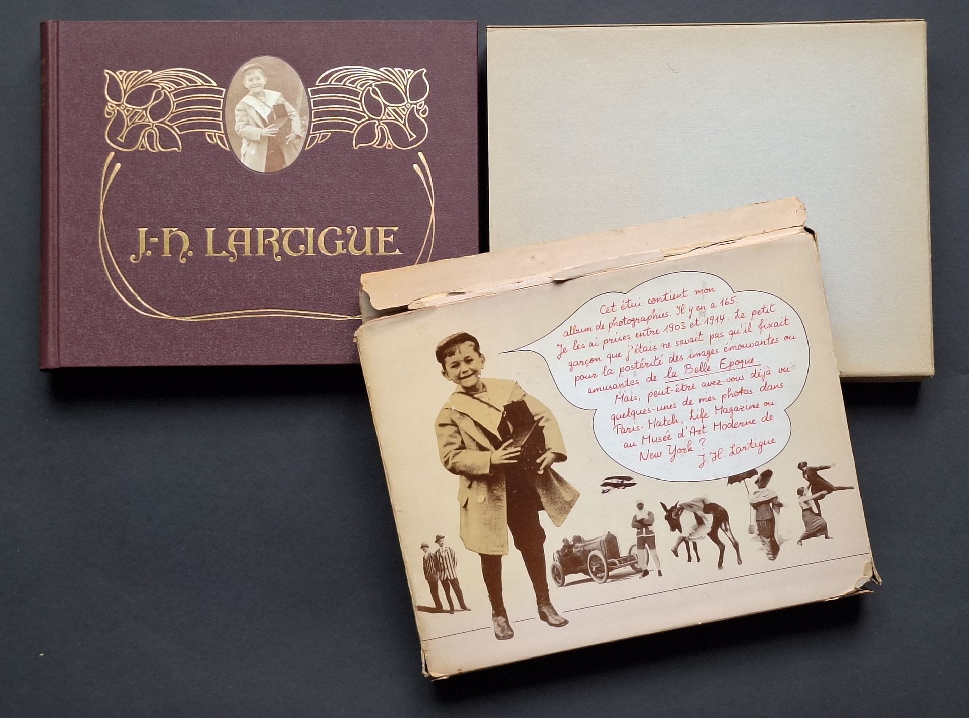 LARTIGUE, JACQUES-HENRI (1894-1986)
Les photographies de J. H. Lartigue.
Un album de famille de la belle époque.
Éditions Ami Guichard, 1966.
In-4 (29 x 21 cm). Édition originale. 130 pp. Exemplaire en fac-simile d'un album de la Belle époque composé de reproductions photographiques contrecollées dans le texte. Le premier livre de J. H. Lartigue. Reliure d'éditeur sous étui et très rare et fragile étui illustré à rabats. L'étui illustré montre de nombreuses traces d'usure; l'album est à l'état neuf.