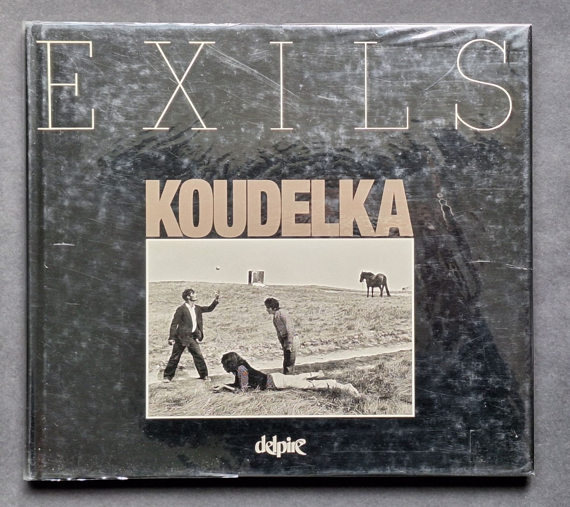 KOUDELKA, JOSEF (1938)
Exils.
Delpire Éditeur, 1997.
In-4 oblong (27,5 x 30,5 cm). Seconde édition. 65 photographies reproduites en noir et blanc. Cartonnage noir sous jaquette illustrée.