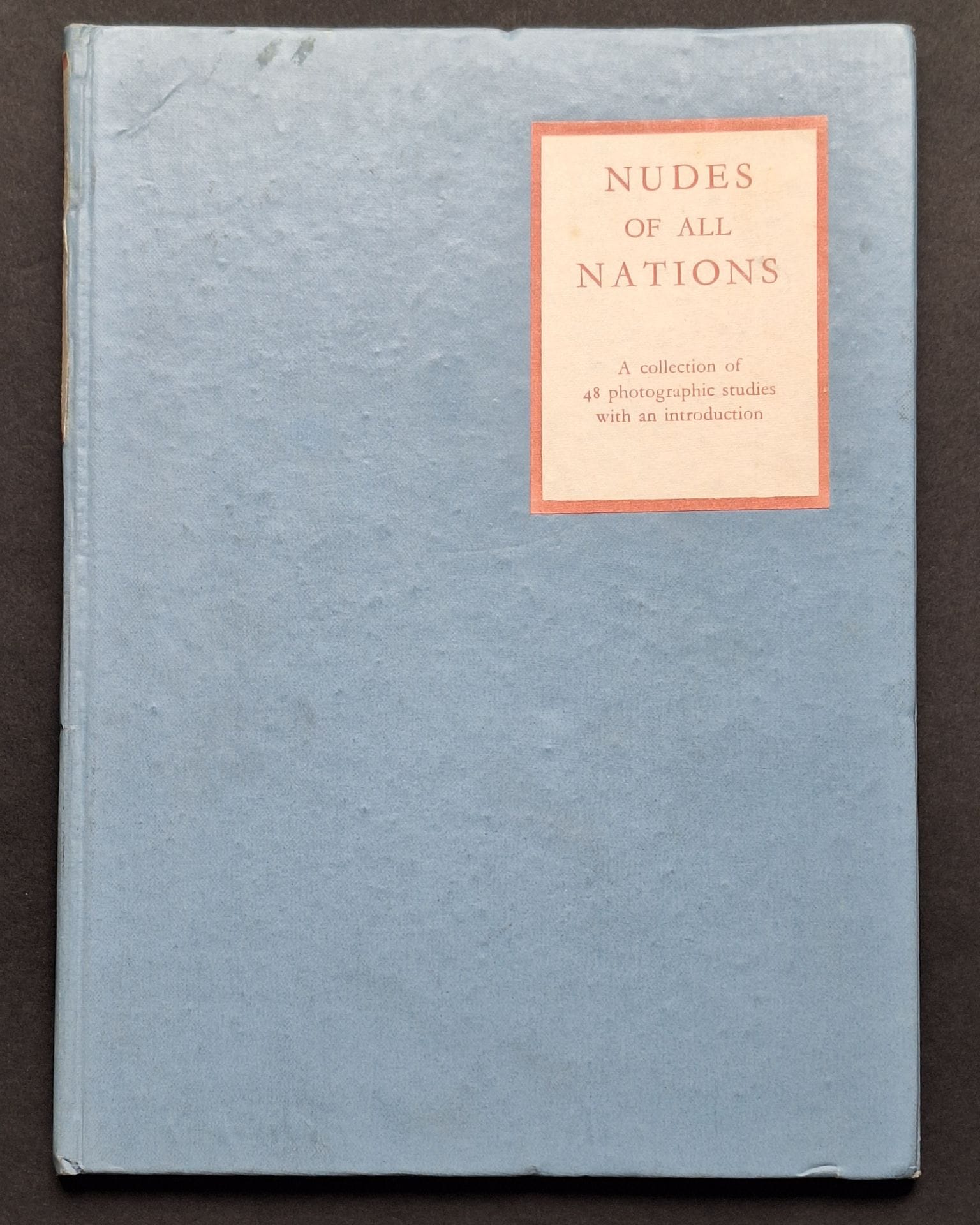 NUDES
Nudes of all nations, 48 photographic studies. 
George Routledge & Sons, Broadway house, Carter Lane, 1936. 
In-8 (25,5 x 18,5 cm). Édition originale, reliée. 48 photographies pleine page dont huit de Manassé, cinq de Perkhammer, trois de E. O. Hoppé et trois de Lehnert & Landrock. Reliure toilée bleu pâle avec étiquette de titre au dos et en couverture,sans sa jaquette illustrée.