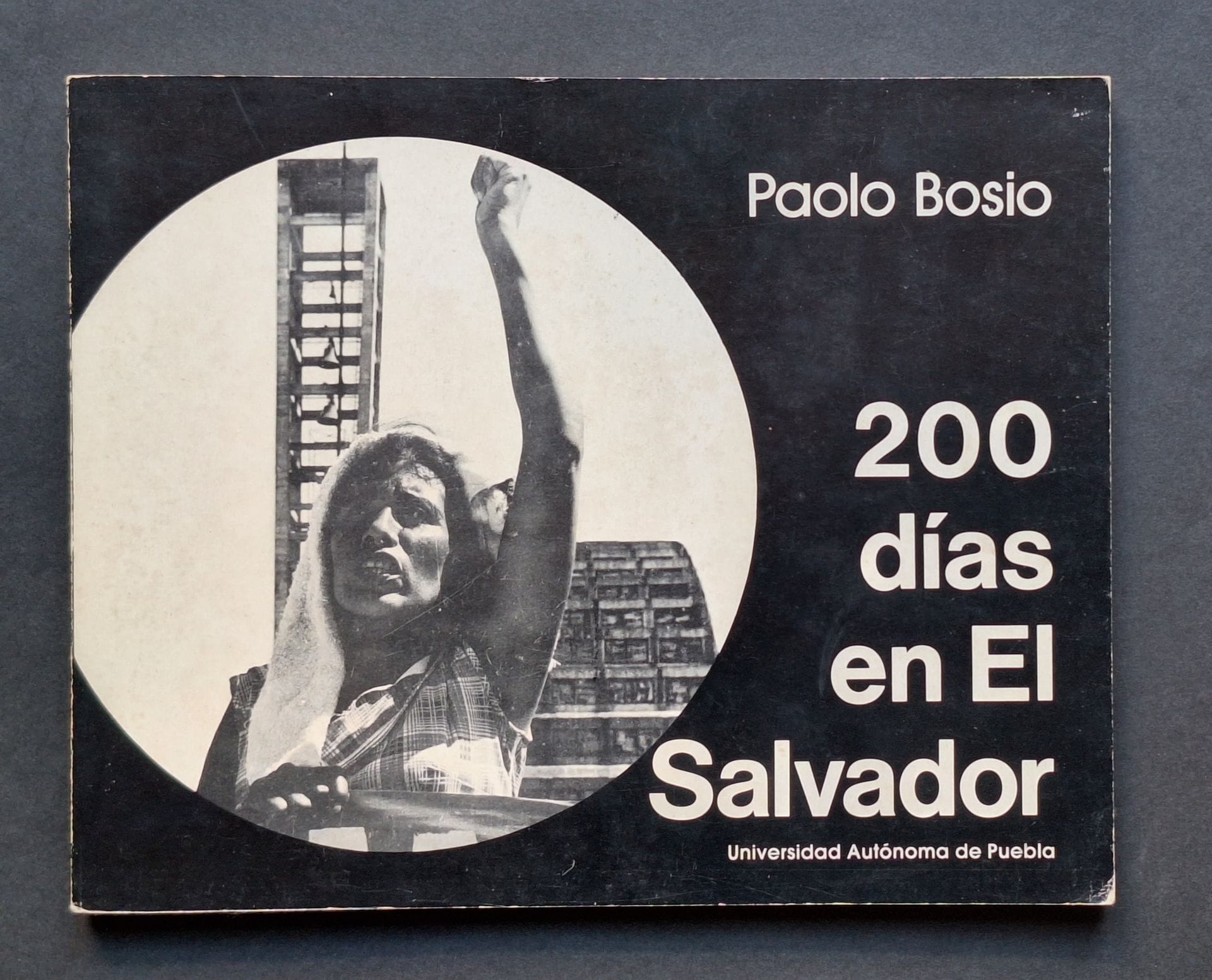 BOSIO, PAOLO
200 dias en El Salvador.
Universidad Autonoma de Puebla, Puebla, Pue, 1981. 
In-4 (21 x 26 cm). Édition originale brochée, tirée à 2000 exemplaires.196 pp. 236 photographies, prises entre le 15 octobre 1979 et le 15 mai 1980. Couverture souple illustrée.