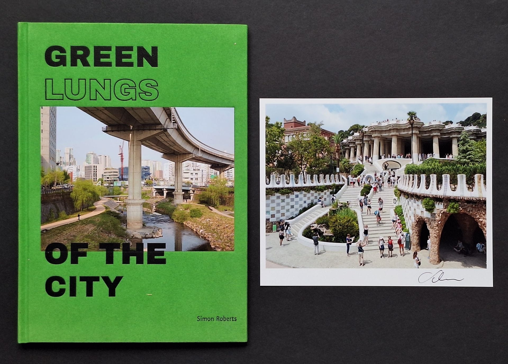 ROBERTS, SIMON (1974) [Signed + Print]
Green Lungs Of the City.
Edition Bessard, 2018.
In-4 (27 x 19 cm). Édition originale, dédicacée et signée par le photographe. 25 photographies reproduites en couleurs. Avec un tirage C-Print signé.Couverture rigide de l'éditeur.