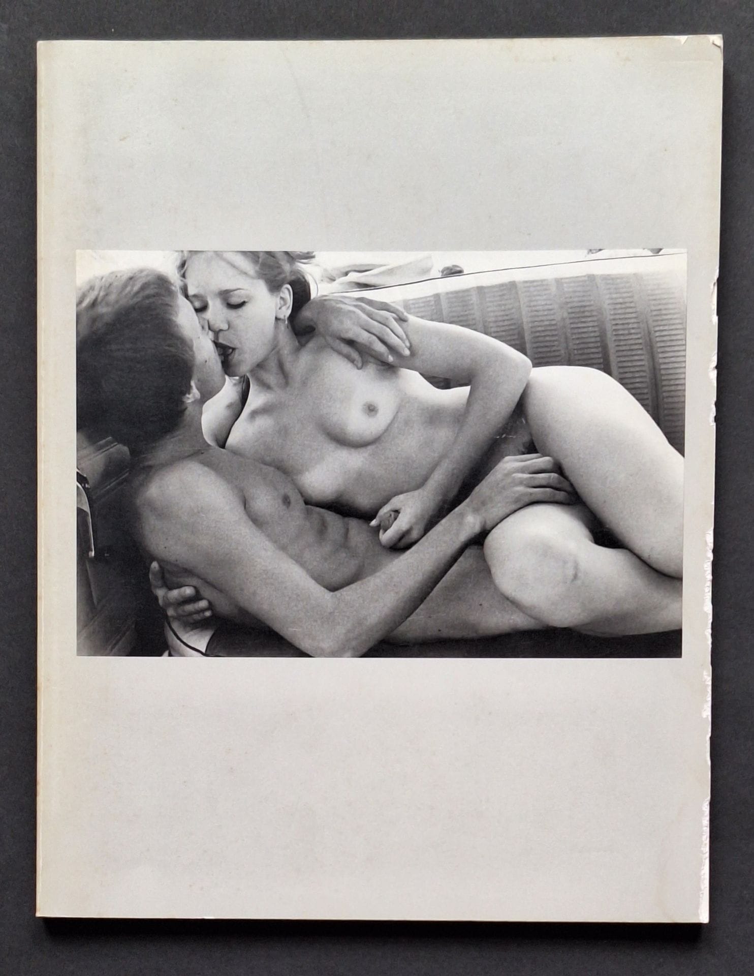 CLARK, LARRY (1943)
Teenage Lust.
New York, 1987.
In-4 (29 x 22,5 cm). Deuxième édition, brochée. Édition augmentée de 16 photographies de plus que l'édition originale de 1983. Couverture souple illustrée (légères abrasions sur le bord droit de la couverture).
Réf. Bertolotti, p. 260.