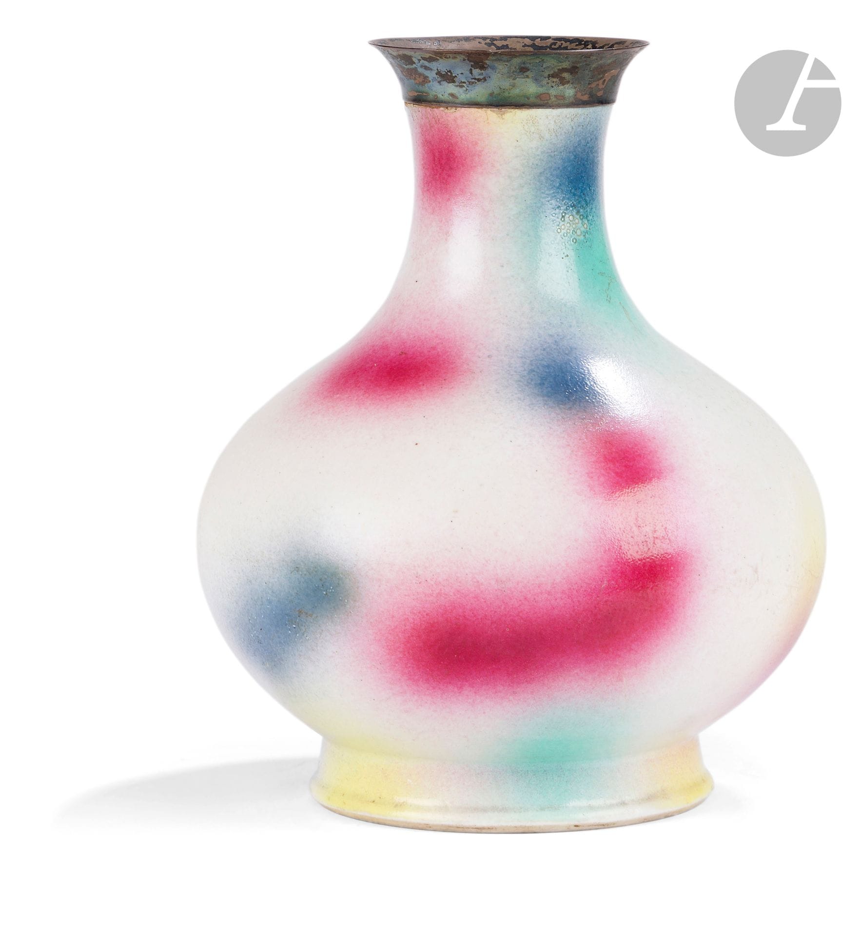 Yuhuchunping-inspired porcelain vase decorated with polychrome spots, China, 19th century
The wide, round body is covered with a white, slightly ivory glaze, on which cloudy spots of yellow, blue, turquoise and pink have been sprayed. The bottom of the vase is glazed in turquoise blue. The probably damaged neck has been replaced by a silver pavilion-shaped element.
Height: 26.4 cm
Repair to neck.