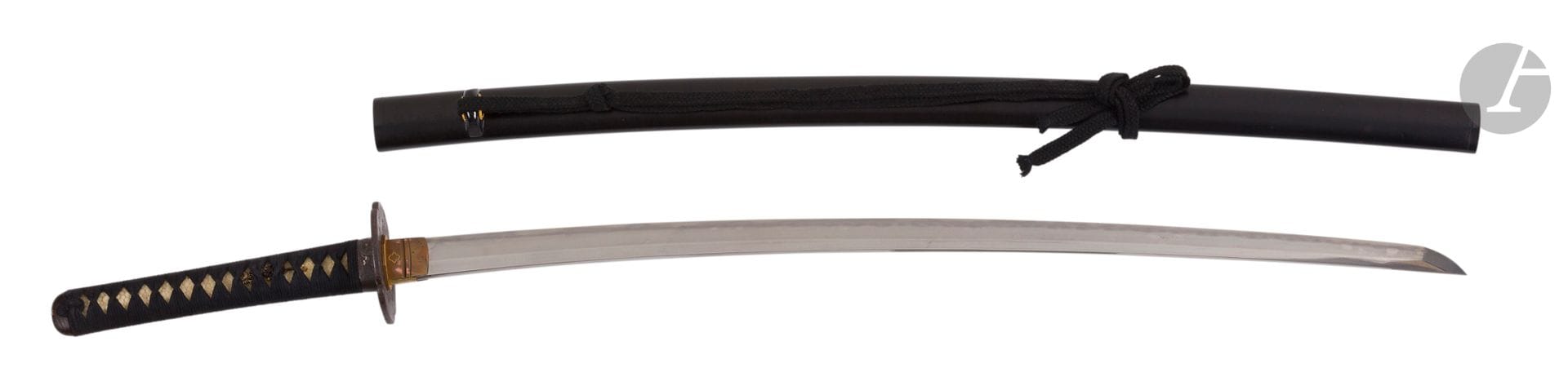 Katana, Japon, XVIIe pour la lame
Lame shinto shinogi-zukuri, iori-mune, torii-zori (sori 2 cm), le hamon est midare avec gunome-ashi, Chu-kissaki et Itame-hada.
Mumei (non signée). Montures Higo-koshirae composite. Tsuba mokko-gata et fuchi en suite, en fer, à décor de roue à aubes, poulie et fleurs à rehauts de cuivre et d’argent. Kashira moderne en fer à décor de rinceaux en damasquinage d’argent et d’or. Menuki moderne en forme de pivoine. Tsukahito en soie noire sur samekawa. Saya en kuroishime nuri moderne et sageo en coton noir. Défaut sur le boshi qui a été retravaillé lors du polissage.
Nagasa : 72,5 cm

Certificat japonais NBTHK attribuant la lame à Tsujimura de l’école Kanewaka en Kaga.