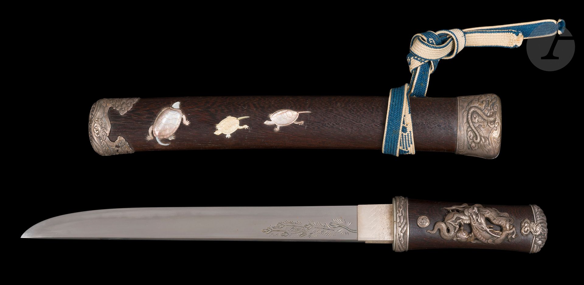 Tanto, Japan, 19th century
Shinshinto blade, hira-zukuri, muji hada, midare hamon, horimono of a cherry branch and young pine shoots on the reverse. Blade signed Chôunsai Tsunatoshi (second generation). Mounts signed Itôtô Kinjô. Koshirae in mother-of-pearl-inlaid wood, with silver mounts. Menuki, mekugi, koiguchi, kurigata and kojiri en suite, chased with sky dragons and ho- ju no tama (sacred beads). Fuchi kashira chased with waves. Saya inlaid with a mother-of-pearl dragon holding a sacred pearl and turtles on the reverse. Blue and beige sageo with dragon motif.
Nagasa : 23.5 cm