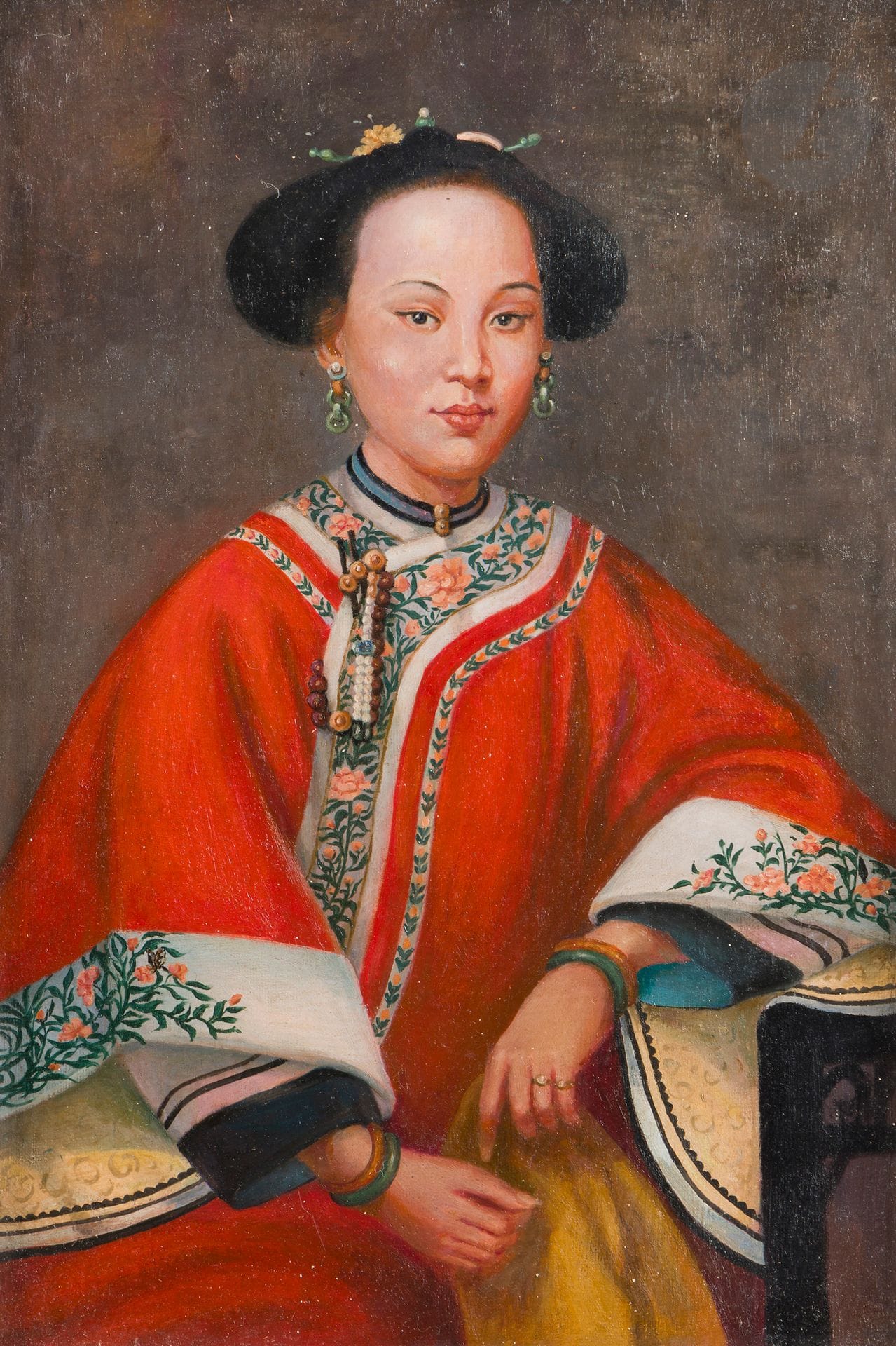 Dans le style de Huang Dasheng, portrait de jeune femme, Chine pour l’exportation, fin de la période Qing
Huile sur toile représentant une jeune femme noble accoudée à une table. Coiffée à la mode mandchoue de style erbatou, 二把头, elle est vêtue d’une robe chinoise informelle de style bianfu, 便服, rouge à col et bords des manches brodés de fleurs. Elle porte des boucles d’oreille et des bracelets de jade. 
41 x 27 cm
Cadre en bois européen à décor en relief de perles et rubans torsadés.