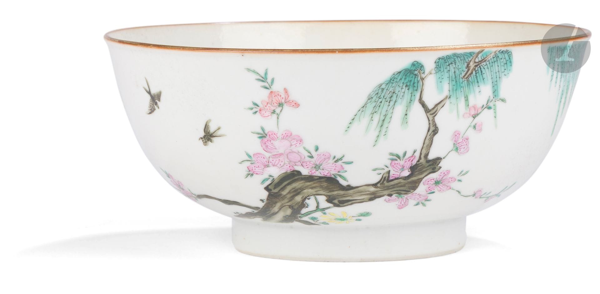 White porcelain bowl in the famille rose style decorated with flowers and birds, China, Minguo period, 20th century
Enameled in polychrome with a weeping willow and plum blossoms, a butterfly and two swallows, all symbolizing the arrival of spring. The back of the bowl is decorated with a calligraphic poem and two seals.
Diameter: 17.5 cm