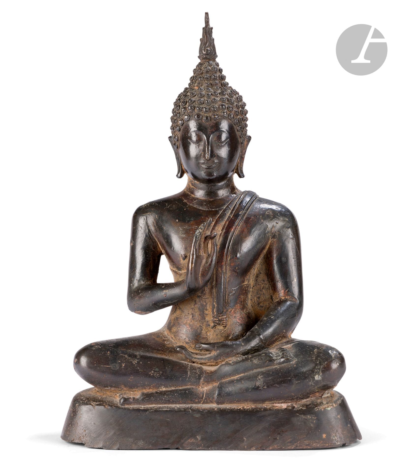 Bouddha assis en bronze, Thaïlande, dans le style du XVIIIe siècle
Assis en dhyanasana sur un socle, la main droite en vitarkamudra, la gauche posée sur ses genoux, il porte un samghati laissant l’épaule droite dénudée, son visage a une expression solennelle, les yeux baissés sous des sourcils arqués, des lobes d’oreilles allongés et percés, des cheveux bouclés remontant dans l’ushnisha en forme de flamme.
Hauteur : 29 cm