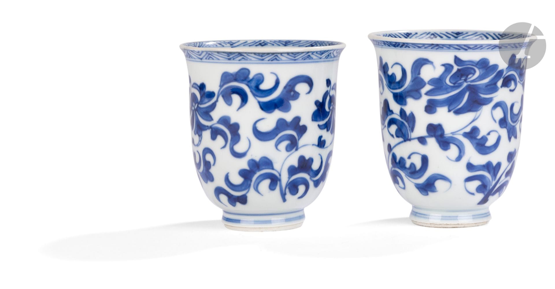 Paire de coupes en porcelaine bleu et blanc, Chine, époque Kangxi (1662-1722)
À décor continu de fleurs de lotus et rinceaux stylisés, les bords extérieurs et intérieurs des coupes ornés d’une fine frise géométrique.
Hauteur : 9 cm
Petite égrenure au talon de l’une.