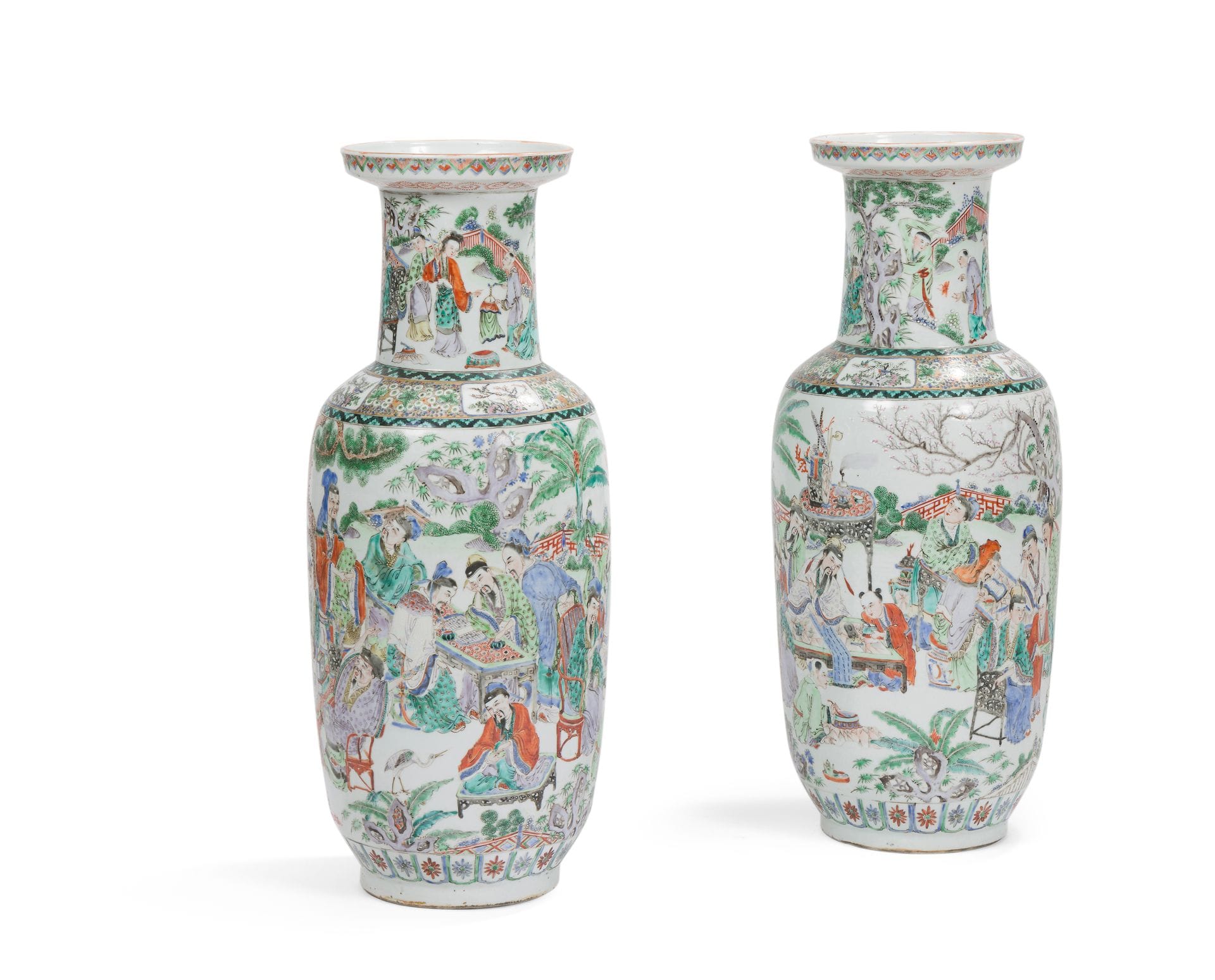 Paire de vases en porcelaine dans le style de la famille verte, Chine, XIXe siècle
De forme rouleau en porcelaine blanche émaillée dans le style de la famille verte. La panse à décor de groupes de lettrés dans un paysage arboré s’adonnant à leurs occupations favorites : le jeu (probablement xiaping), la calligraphie, la lecture, la musique avec le gukin, l’arrangement floral et les discussions philosophiques. Une frise à décor floral, où alternent des réserves ornées de fleurs et oiseaux, sépare la panse du col décoré d’autres scènes comme la capture de grillons. On distingue aussi une jeune femme accompagnée de ses serviteurs dont l’un tient une lanterne.
Hauteur : 61,5 cm