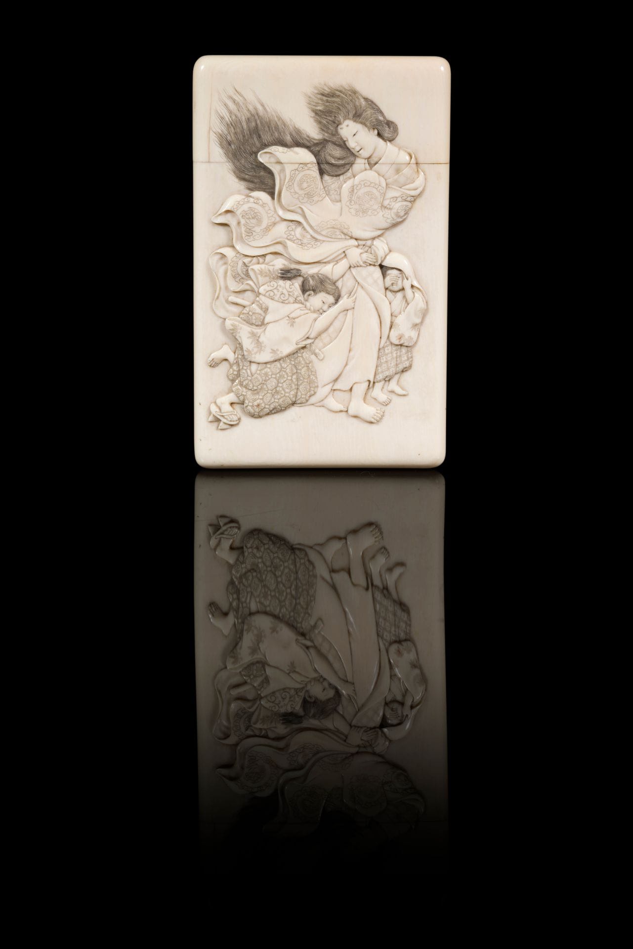 Ivory card case, Japan, Meiji period (1868-1912)
Carved on one side in taka niku bori of a woman accompanied by two children caught in a storm. One of the children has lost his geta, which can be seen on the other side, along with the woman's hat, which has flown off, and a bamboo cane. All around a pine tree and a sparrow in flight.
11.7 x 7.2 cm; weight: 115 g

Provenance: 
Galerie Nobuko, Paris (copy of a receipt by Galerie Nobuko - Village Suisse).

This is the historical legend of Tokiwa Gozen's escape with her children.

N°CIC : FR2307511735-K