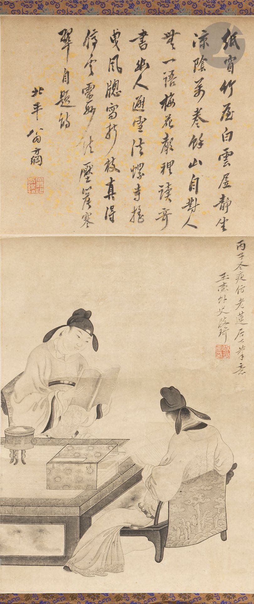 Gai Qi, 改琦 (1773-1828), peinture en sumi e montée en kakemono à décor de deux lettrés, Chine, époque Jiaqing (1796-1820)
Peinture dans le style traditionnel Baimiao*. Encre sur papier parsemé de flocons de feuilles d’or dans la partie supérieure, à décor de deux lettrés portant la coiffe traditionnelle Chuijiao Putou, née sous les Tang. Ils sont occupés à la lecture, assis sur des fauteuils bas face à une table sur laquelle sont posés un brûle-parfum en bronze et une boîte de livres. La peinture est illustrée en haut d’un poème signé Weng Fanggang avec un sceau rouge. 紙窗竹屋白雲居 / 靜坐涼陰萬卷余 / 山月對人無一語 / 梅花聲裏讀奇書 / 幽人避雪法螺寺 / 搖曳風窗雪折枝 / 真得停雲靈妙法 / 壓簾寒翠自題詩 / 北平 翁方綱, Zhi chuang zhu wu bai yun ju / jing zuo liang yin / wan juan yu / shan yue dui ren wu yi yu / mei hua sheng li du qi shu / you ren bi xue fa luo si / yao ye feng chuang xue zhe zhi / zhen de ting yun ling miao fa / ya lian han cui zi ti shi / Beiping** WENG Fanggang. “Une maison de bambou aux fenêtres en papier, comme si elle était au milieu des nuages blancs. / Assis tranquillement à l’ombre fraîche, des milliers de rouleaux de livres en surplus. / La lune de la montagne ne dit pas un mot aux gens, / Au son des pruniers en fleur, je lis des livres étonnants. / Les ermites évitent la neige au temple Fa Luo, / Les branches plient sous la neige devant la fenêtre agitée par le vent. / Grâce à la merveilleuse magie des nuages immobiles, / les branches vertes dans le froid qui appuient sur le rideau semblent écrire un poème toutes seules. / Beiping** WENG Fanggang”. Plus bas à droite l’inscription : 丙子冬瘦仿老蓮居士筆意玉壶外史改琦, Bing zi dong shou fang lao lian ju shi bi yi / Yu hu wai shi GAI Qi, “en hiver de l’année Bingsi, suivant l’esprit artistique de Lao lian ju shi”. Signée : Yu hu wai shi GAI Qi avec un sceau rouge. Sur le rouleau fermé, une étiquette en papier à fond brun avec l’inscription : 改七薌白描人物 - Gai Qi Xiang baimiao renwu - “peinture de personnages de Gai Qi Xiang selon la technique baimiao”.
Dim. à vue: 59 x 26,3 cm
Plis et déchirures, réparations.

Weng Fanggang, 翁方綱 (1733-1818), était un calligraphe, critique littéraire, philosophe et poète chinois de la dynastie Qing. Originaire du district de Daxing à Pékin, Weng attire l’attention de l’empereur Qianlong qui est impressionné par sa traduction du “Printemps des fleurs de pêcher” (桃花源, Tao Hua Yuan) de Tao Yuanming en langue mandchoue. Employé à la cour comme jeune compilateur, il devient ensuite membre du Grand Secrétariat. Bien qu’il ait occupé des postes gouvernementaux dans le Shandong, le Jiangxi et le Jiangsu, Weng passe la plus grande partie de sa vie professionnelle à Pékin, afin d’être proche des lettrés de son époque. Gai Qi, 改琦 (1773-1828), nom de courtoisie Bowen, 伯蕰, noms d’artiste Qiliang, 七郎 et Yuhu Waishi, 玉壶外史, est un poète et peintre né dans l’ouest de la Chine sous la dynastie des Qing. En tant qu’artiste, il était actif à Shanghai. Ses peintures concernent principalement les plantes, la beauté et les personnages. Cependant, il a également réalisé de nombreux paysages. En poésie, il préférait la forme rimée cí et ajoutait de tels poèmes à ses peintures. Son cercle social comprenait d’éminents lettrés ainsi que des artistes. Il a organisé une société littéraire et une société laïque bouddhiste. Ses œuvres sont souvent réalisées dans le style délicat du baimiao (contour), ce qui est le cas de la peinture présentée. *Baimiaio : technique de pinceau qui produit un dessin de contour à l’encre finement contrôlé et souple, sans aucun embellissement de couleur ou de lavis (encre ou peinture diluée appliquée en larges bandes). Elle est couramment utilisée pour la peinture de figures, dans laquelle la précision de la description est importante. **Beiping : ancien nom de Pékin.