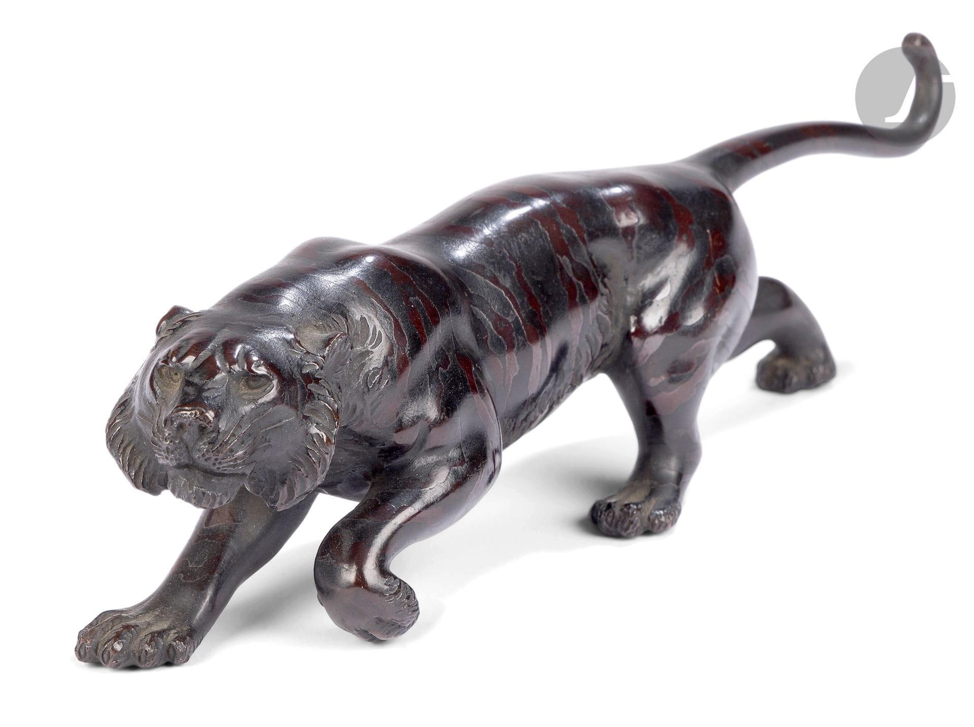 Small tiger in copper alloy with brown patina, Japan, Meiji period (1868-1912)
Realistically sculpted with a Western influence, it walks with its mouth open, seemingly watching for prey. Signed with a molded oval seal below the body Yoshitani, 美谷.
Length: 20.5 cm