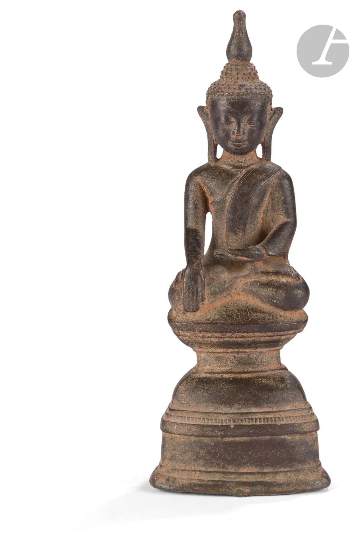 Maravijaya Buddha in copper alloy, Burma, 18th century
Small bronze statuette with brown patina representing Buddha seated in dhyanasana, hands in bhumisparsa mudra. On a square base with three rounded edges and several steps.
Height: 21.5 cm