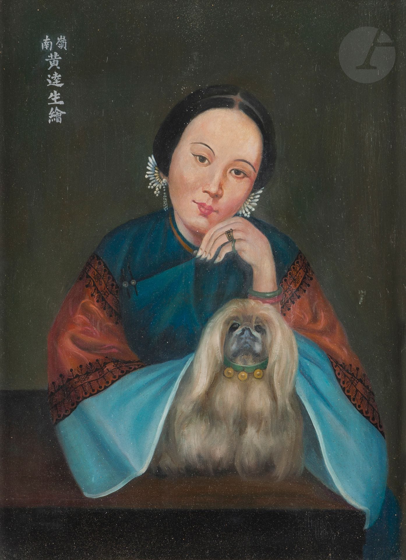 Huang Dasheng, portrait de jeune femme avec son chien, Chine pour l’exportation, fin de la période Qing
Huile sur toile représentant une jeune femme accoudée à une table. Elle est vêtue d’une robe chinoise informelle de style bianfu, 便服, rouge et bleu dont les manches recouvrent en partie un petit pékinois assis sur la table. La toile est signée en haut à gauche en blanc 南嶺黄達生繪, Nan Ling Huang Dashen Huei.
40 x 29,8 cm