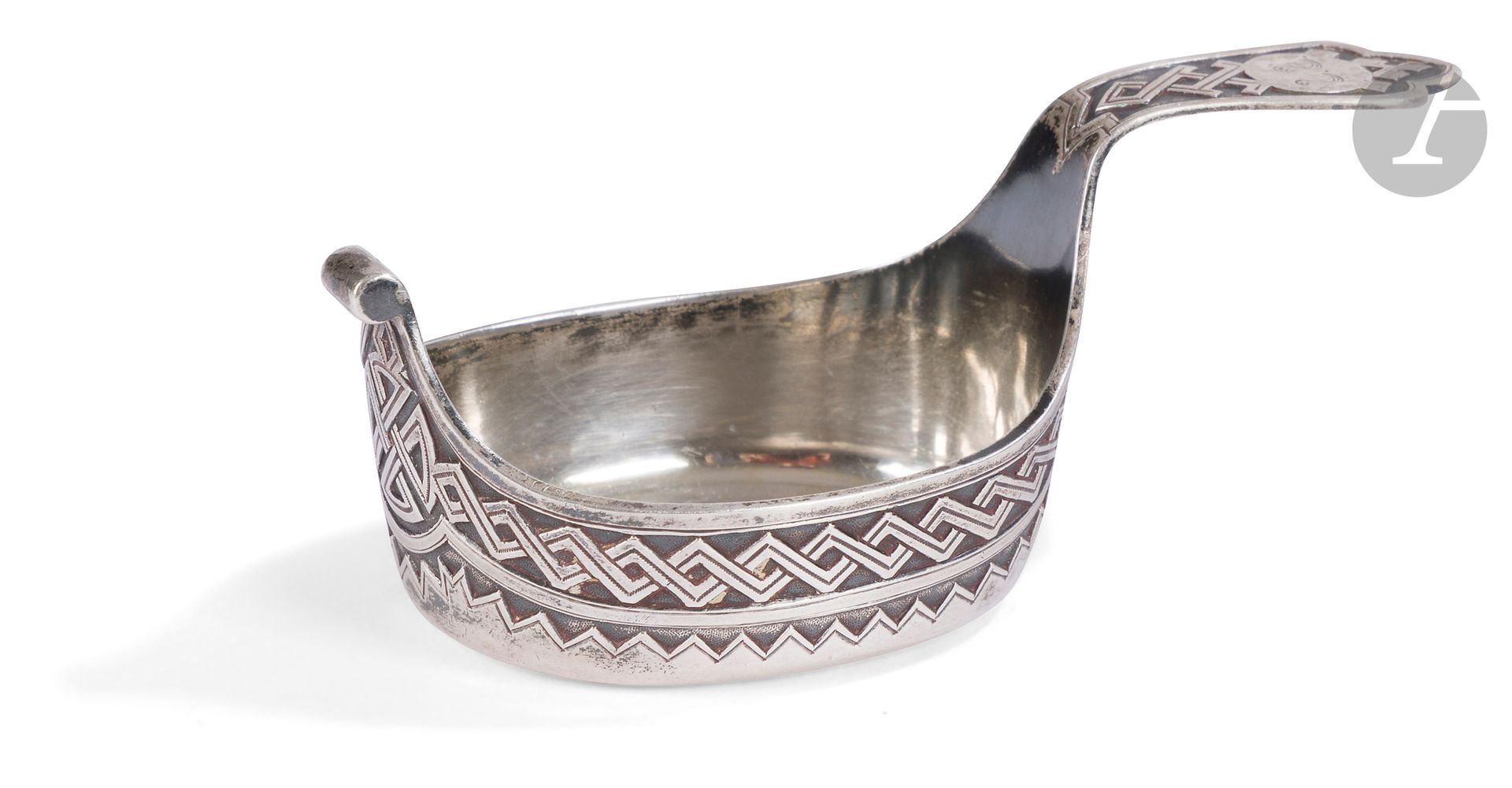 Firme des fils de Gavril Petrovitch GRATCHEV. Saint-Pétersbourg, vers 1880.
Petit kovsh en argent gravé d’entrelacs géométriques. 
Poinçons : 84, Saint-Pétersbourg et firme «ГРАЧЕВЪ» (Gratchev).
Hauteur : 4 cm ; 9,8 x 4,3 cm ; poids brut : 44 g