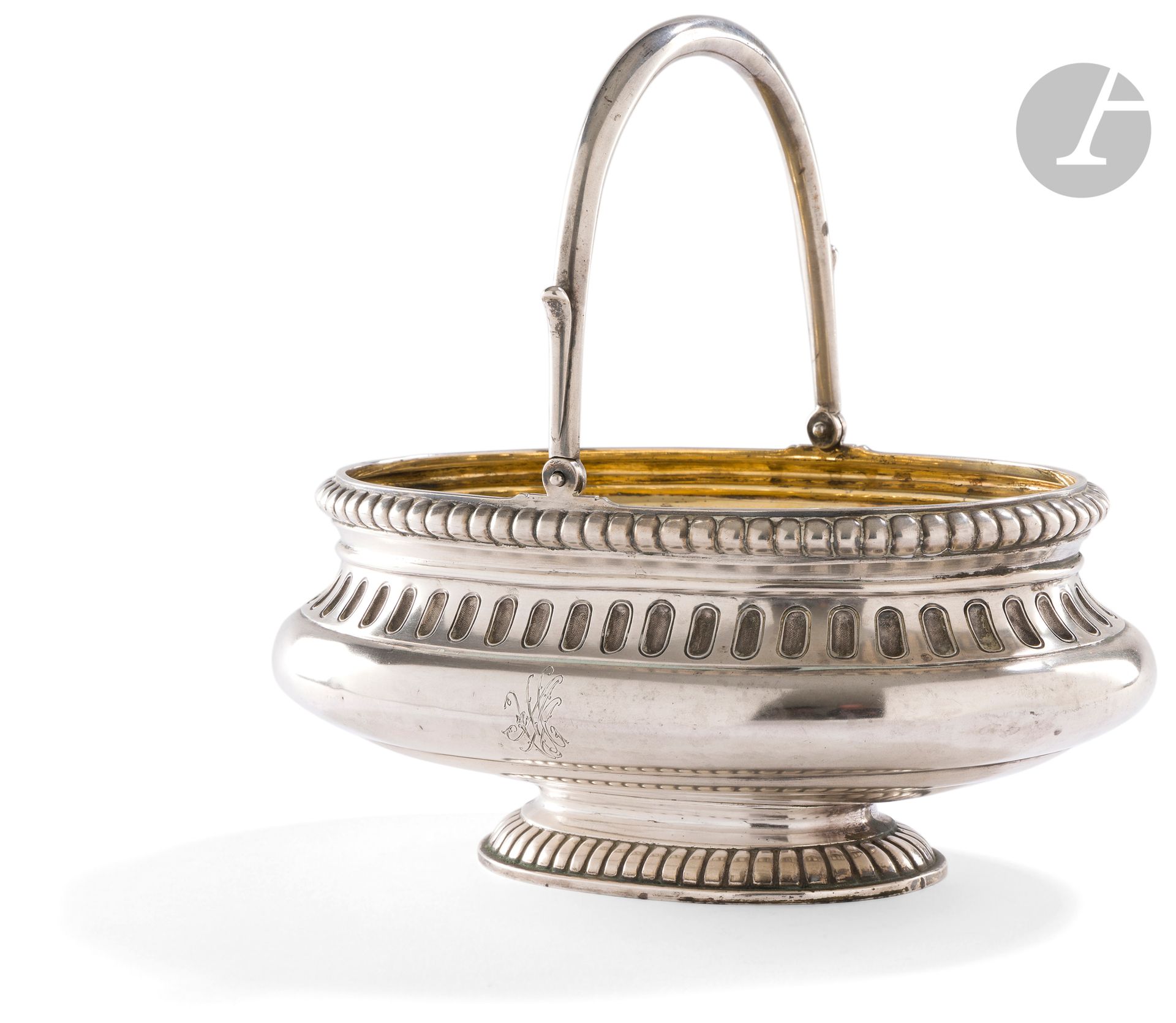 Firme des fils de Gavril Petrovitch GRATCHEV. Saint-Pétersbourg, 1885.
Panier en argent de forme ovale à anse mobile, sur un piédouche à godrons. Intérieur en vermeil (usure). Un monogramme gravé en façade «ИСМ» (?).
Poinçons : 84, Saint-Pétersbourg, 1885, essayeur «ИЕ» (Ivan Vonifatievitch Evsigueneev), orfèvre «J.O» (Jogan Ferdinand Olsonius / Johan Ferdinand Olsoni) et firme «ГРАЧЕВЪ» (GRATCHEV).
Hauteur : 11,5 cm (sans l’anse) ; 26 x 18 cm ; poids : 1092 g