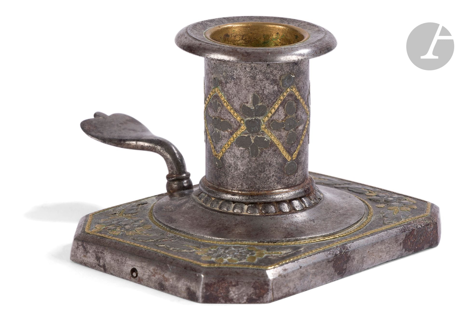 Bougeoir en acier. Toula. Première moitié du XIXe siècle.
Acier et guirlandes de laiton. Base rectangulaire à angles coupés. Fût cylindrique et prise de pouce.
Hauteur : 5,9 cm ; dim. base : 9 x 7,7 cm
