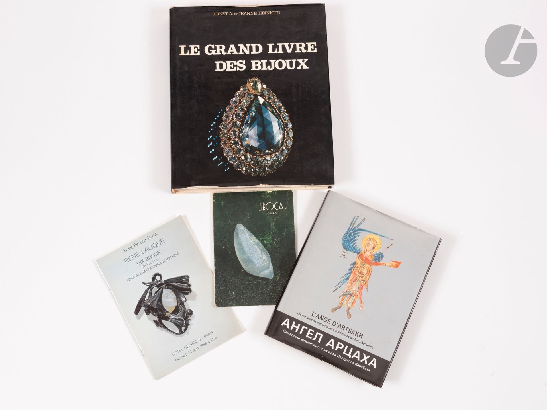 Lot de 4 livres comprenant : 
- Boris S. Baratov, L'ange d'Artsakh Les monuments d'architecture arménienne du Haut-Karabakh, éditions Linguiste, 1992
- Un catalogue sur les saphirs J. ROCA Joyero, éditions Sadagcolor, 1971
- Un catalogue de la vente René LALIQUE dix bijoux de l'écrin de Nina Alexandrovna Konchine chez ADER, PICARD, TAJAN du mercredi 22 juin 1988
- Ernest A. et Jeanne HEINIGER, Le grand livre des bijoux, éditions Lazarus, 1974
(en l'état)
