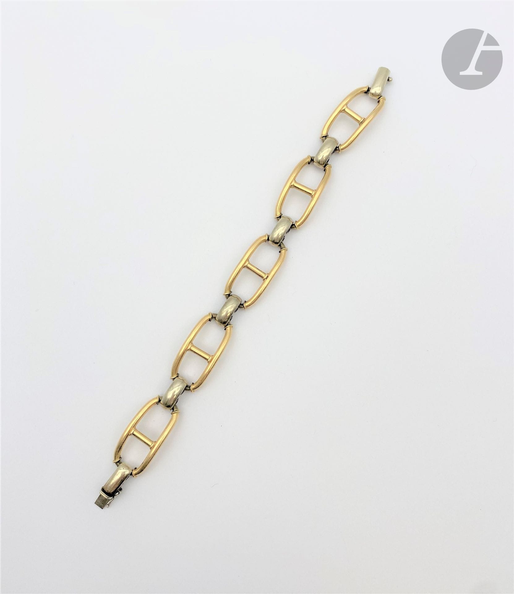 Bracelet en or jaune et gris 18K (750), maillons marines bombés. Longueur : 19 cm environ. Poids : 42,3 g