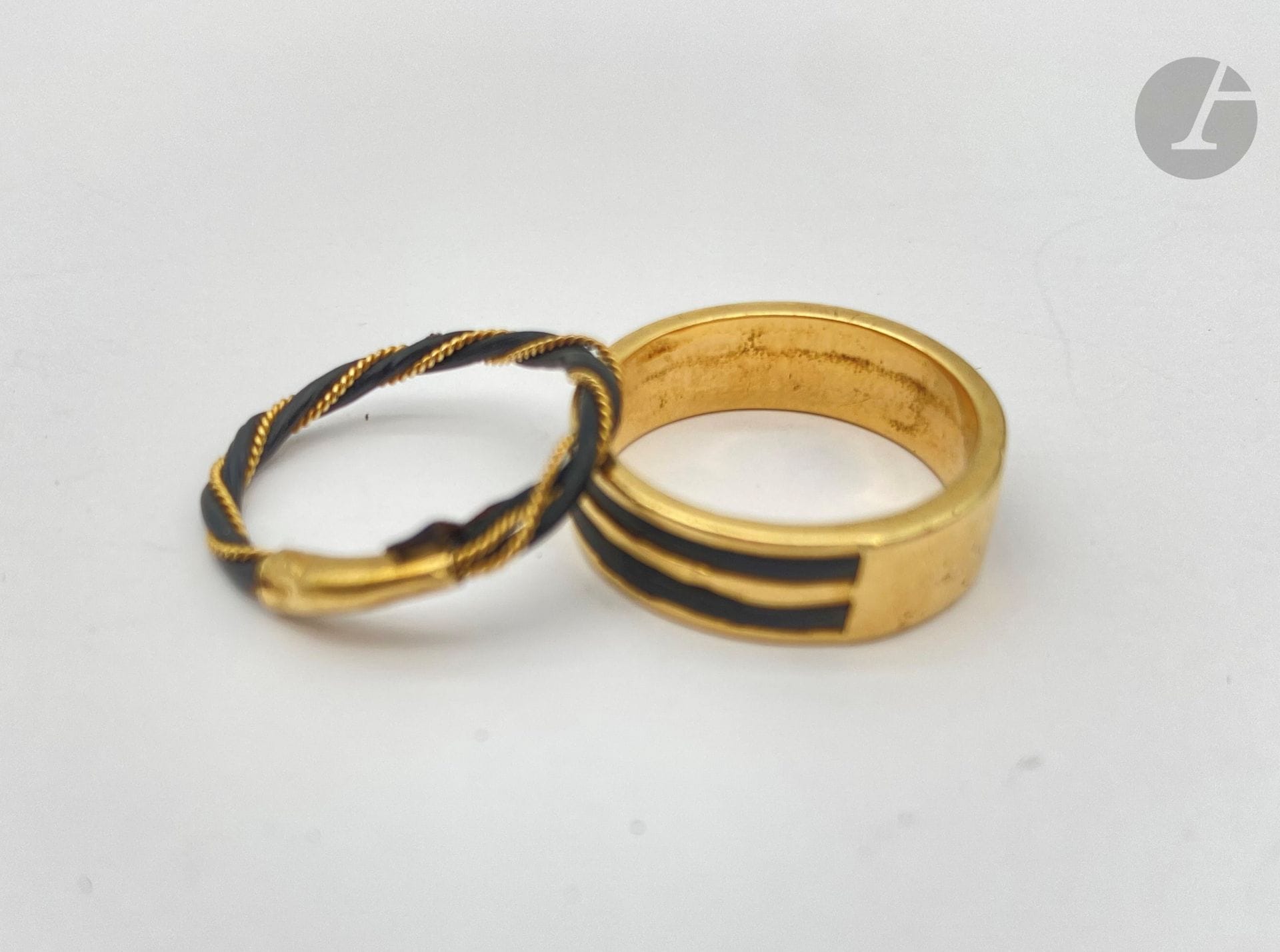Suite de deux bagues, l'une en or 18K (750) et l'autre en 14K (585) agrémentées de poils d'éléphant. Tour de doigt : 53. Poids brut : 4,7 g (chocs, accident)