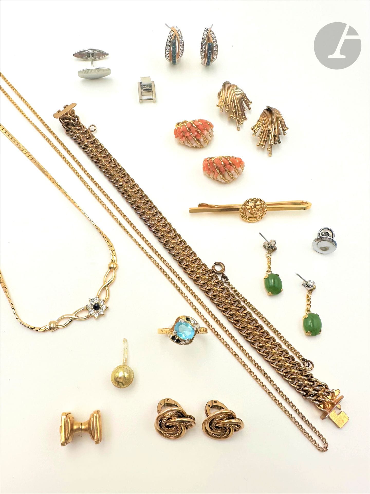 Lot de bijoux fantaisie comprenant : des paires de pendants et clips d'oreilles, un bracelet, une chaîne, un collier au décolleté agrémenté d'un motif de fleurs piqué de pierres d'imitation, une bague, une pince, des boutons de manchettes dépareillés et un fermoir.
