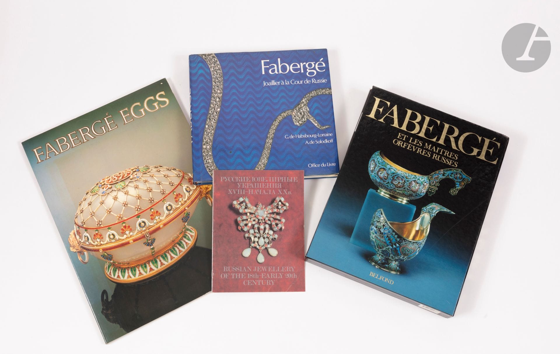 Lot de 4 livres sur les bijoux russes et sur Fabergé comprenant : 
- G. de Habsbourg-Lorraine et A. de Soloodkoff, Fabergé Joaillier à la Cour de Russie, éditions Office du Livre, Suisse, 1979
- Un catalogue intitulé Russian jewellery of the 18th - early 20th century
- Gérard Hill, Fabergé et les Maîtres Orfèvres russes, éditions Belfond, 1990
- Christopher Forbes et Armand Hammer, Fabergé eggs, Imperial Russian Fantasies, éditions Harry N. Abrams, Inc, New York, 1990
(en l'état)