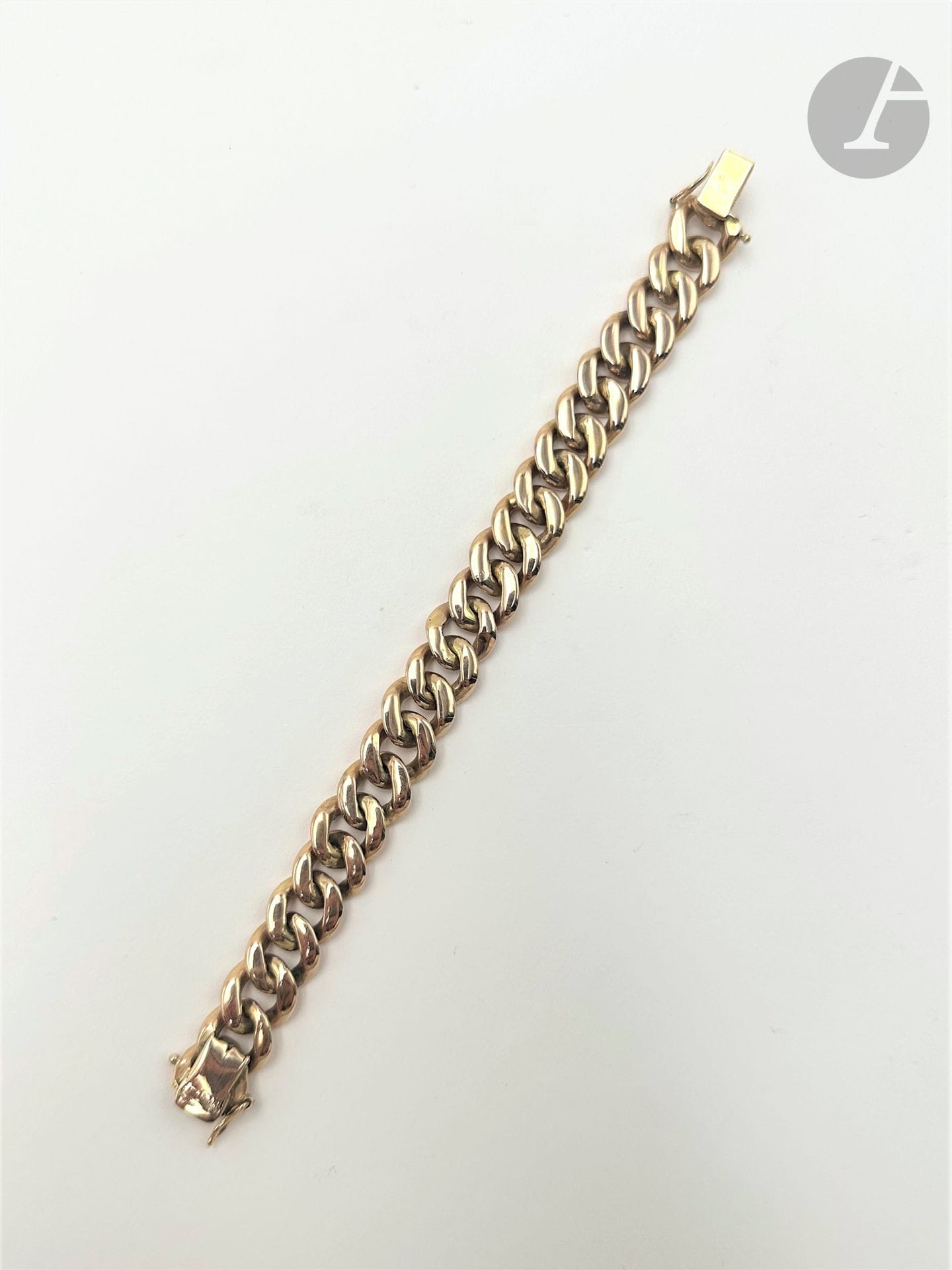Bracelet gourmette en or 18K (750), maillons circulaires enchevêtrés. Longueur : 17 cm environ. Poids brut : 59,6 g (traces de frottements)
