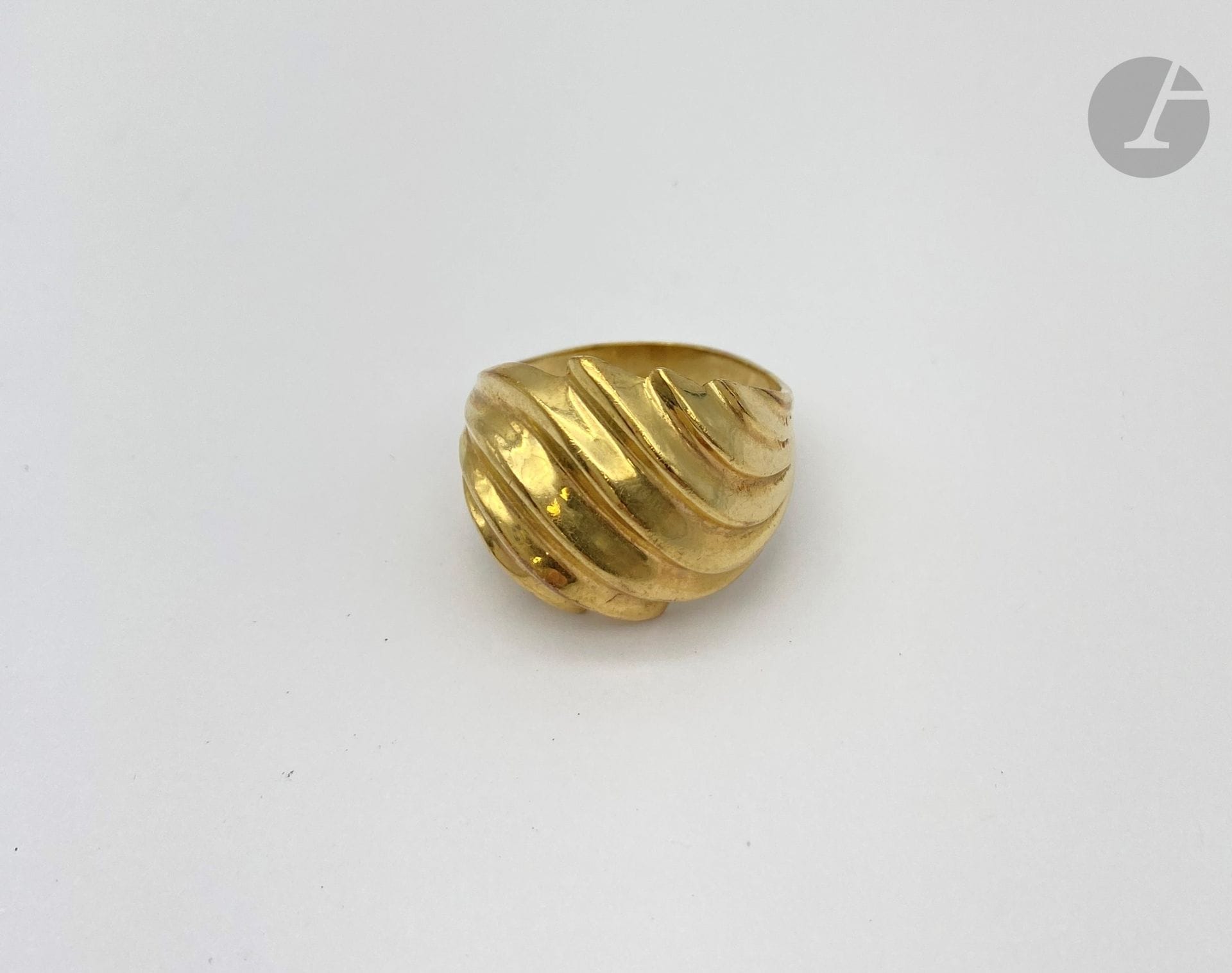 Godron ring in 14K (585) gold. Finger size: 59. Weight: 11.9 g (bumps)