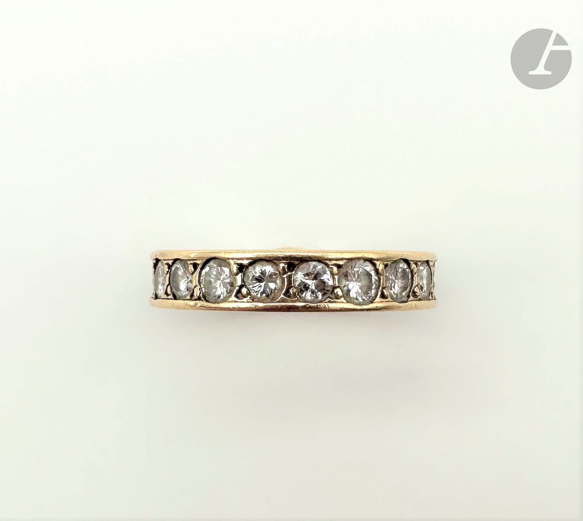 Wedding band in 18K (750) gold entirely set with round brilliant-cut diamonds. Finger size: 53. Gross weight: 4.2 g (chips, wear scratches)