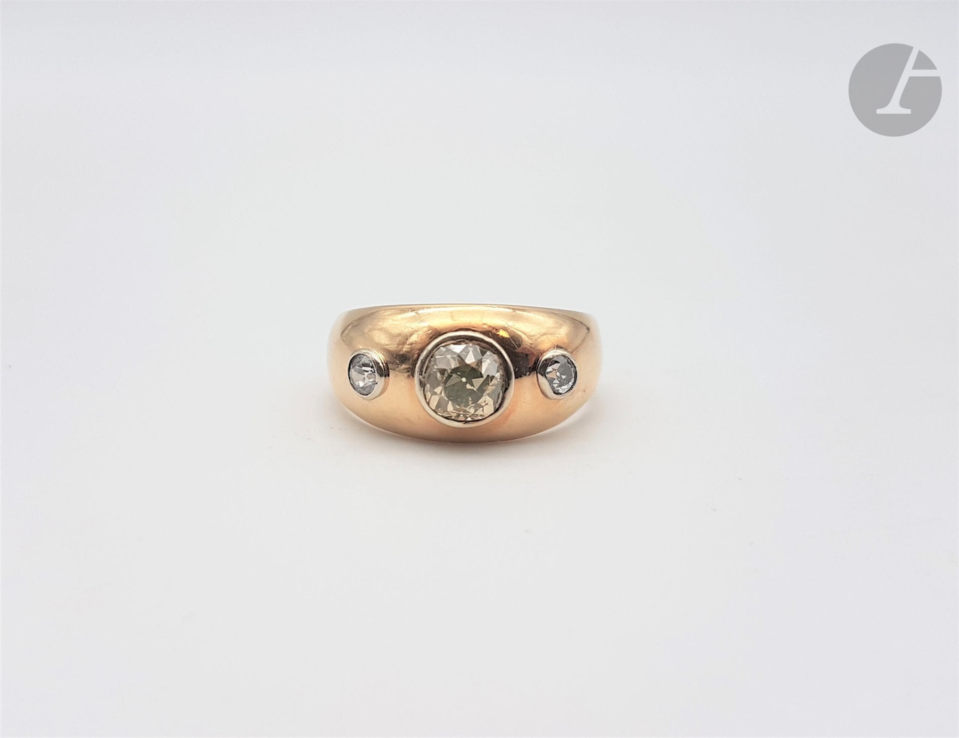 Men's ring in 18K (750) gold, set with an old-cut yellow diamond set with smaller old-cut round diamonds. Finger size: 65. Gross weight: 11.1 g